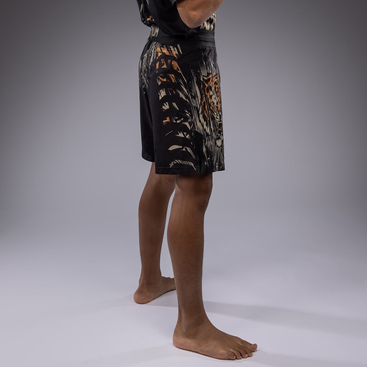 Venum Tiger キッズ ファイトショーツ - ブラック/ネオンオレンジ