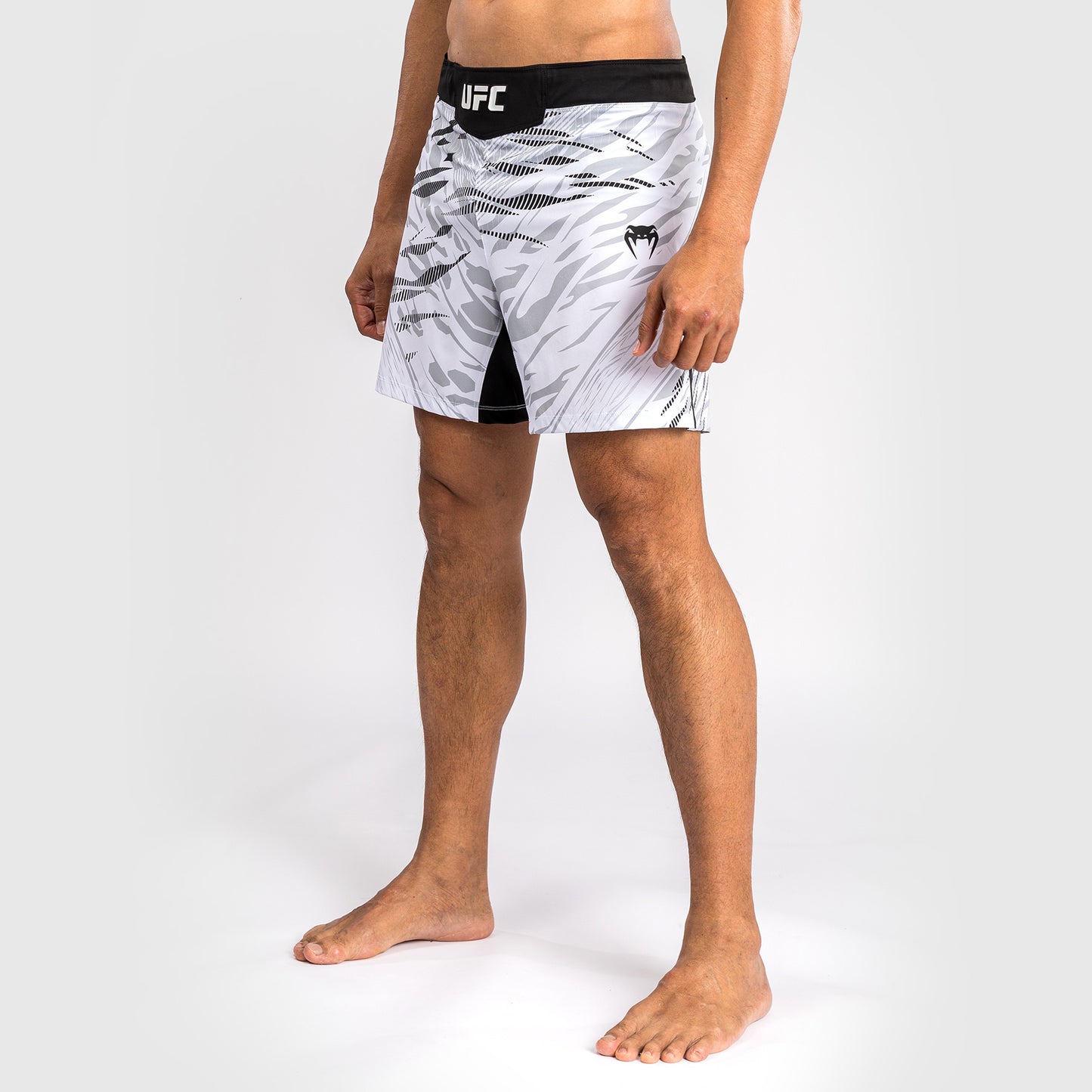 UFC Fusion by Venum Authentic Fight Night レスリングショーツ（男性用、フィットコルト） - ホワイト