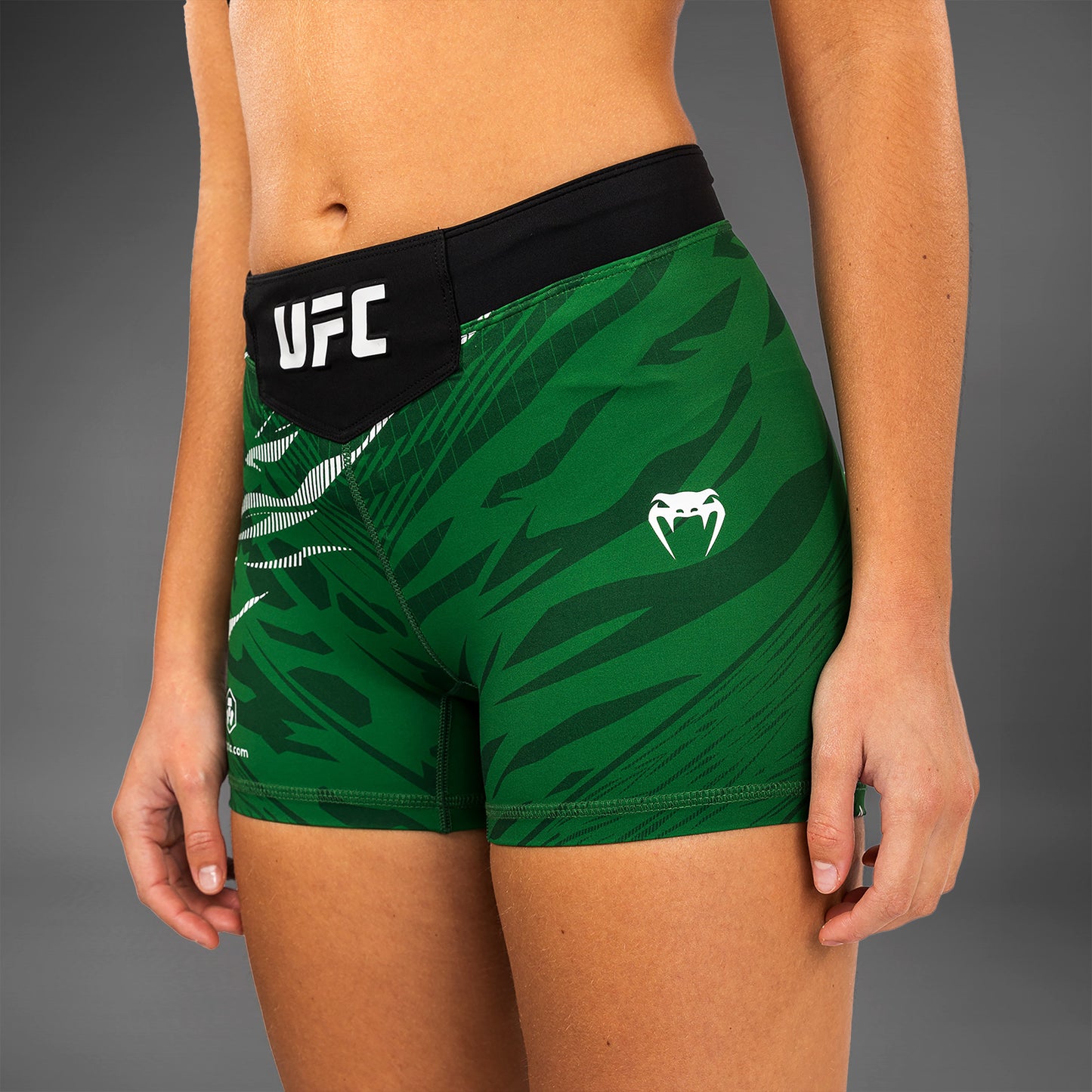 UFC Fusion by Venum Authentic Fight Night ヴァレトゥードショーツ（女性用、フィットコルト） - グリーン