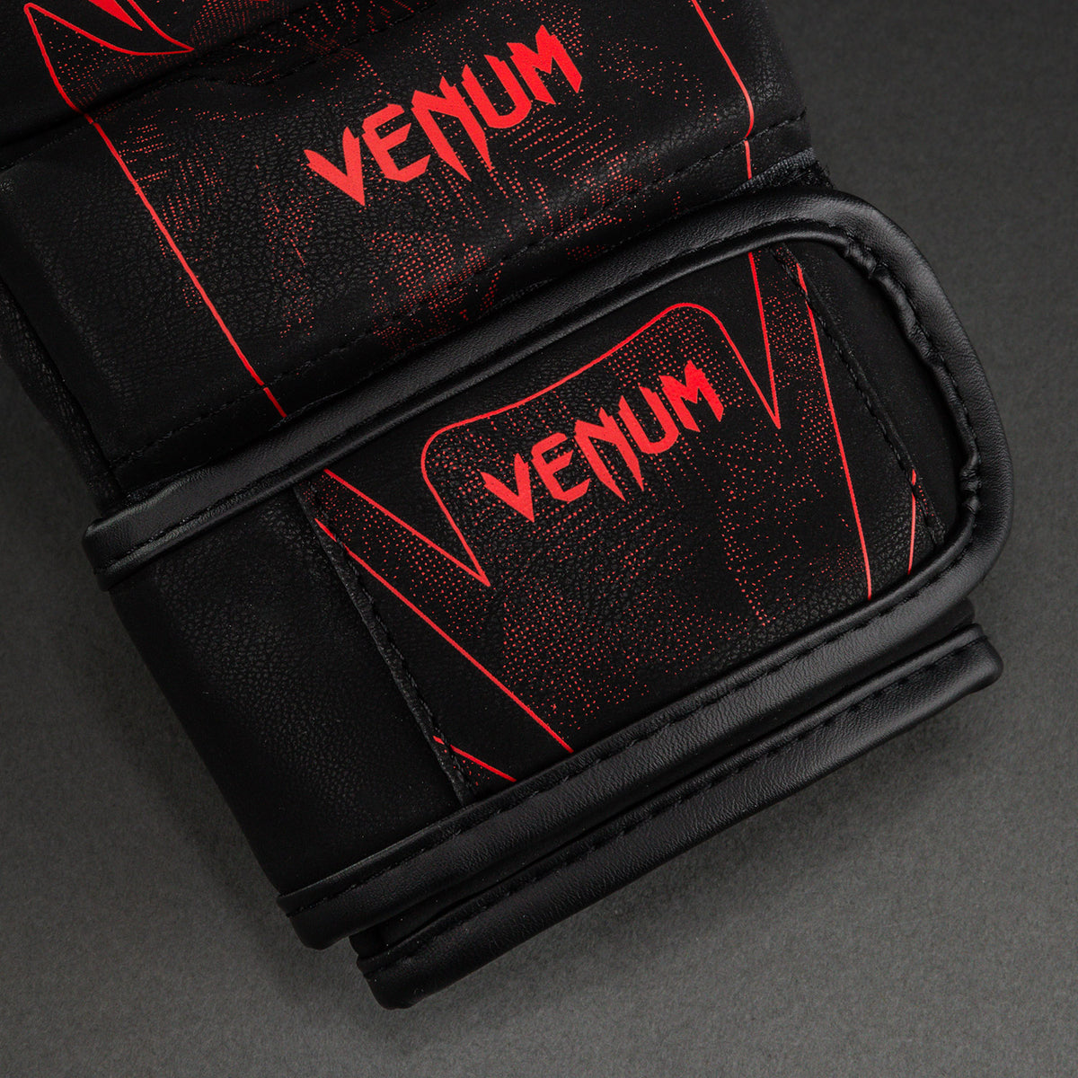 Venum Amazonia Reborn MMAスパーリンググローブ - ブラック/レッド