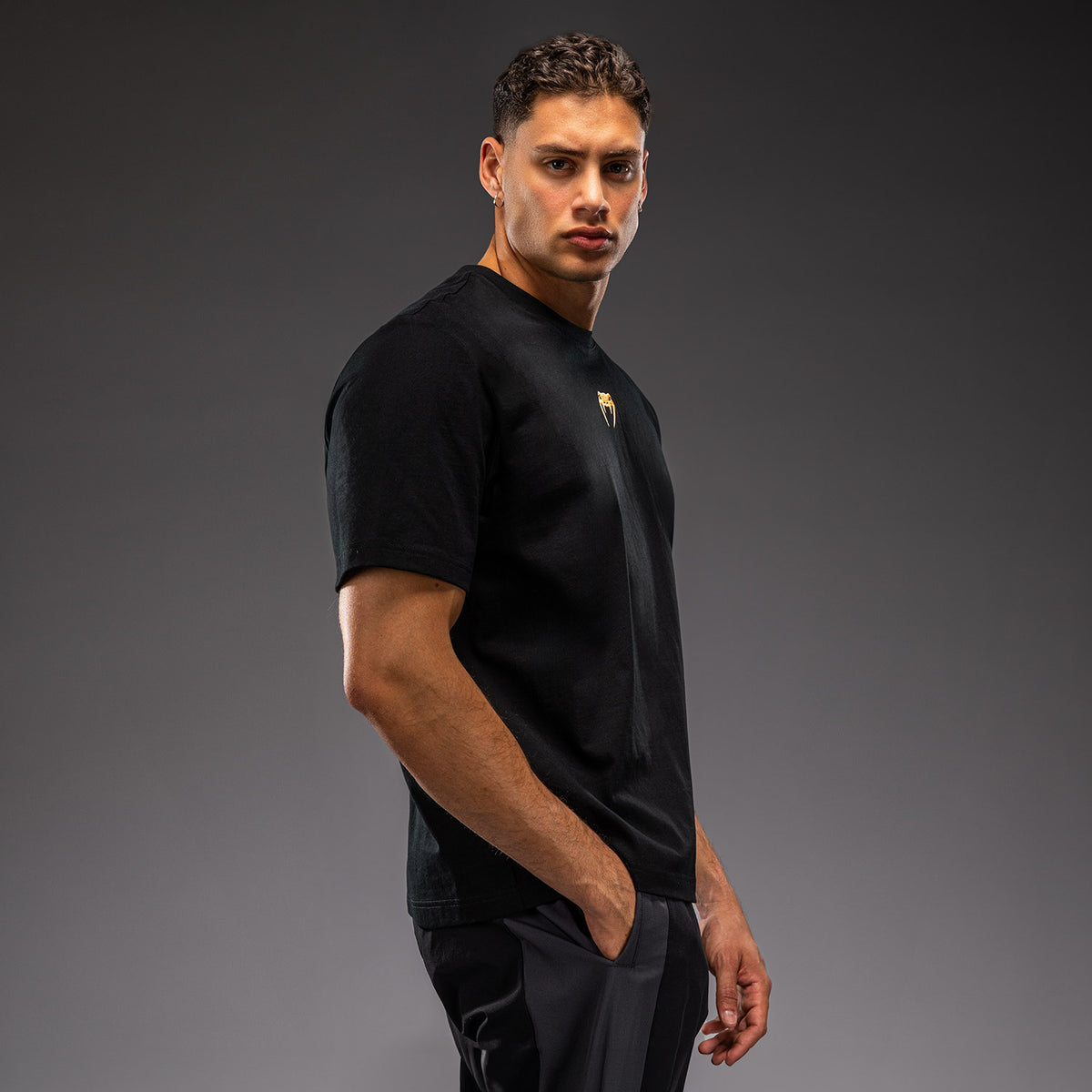 Venum Essential コットンTシャツ - ブラック/ゴールド