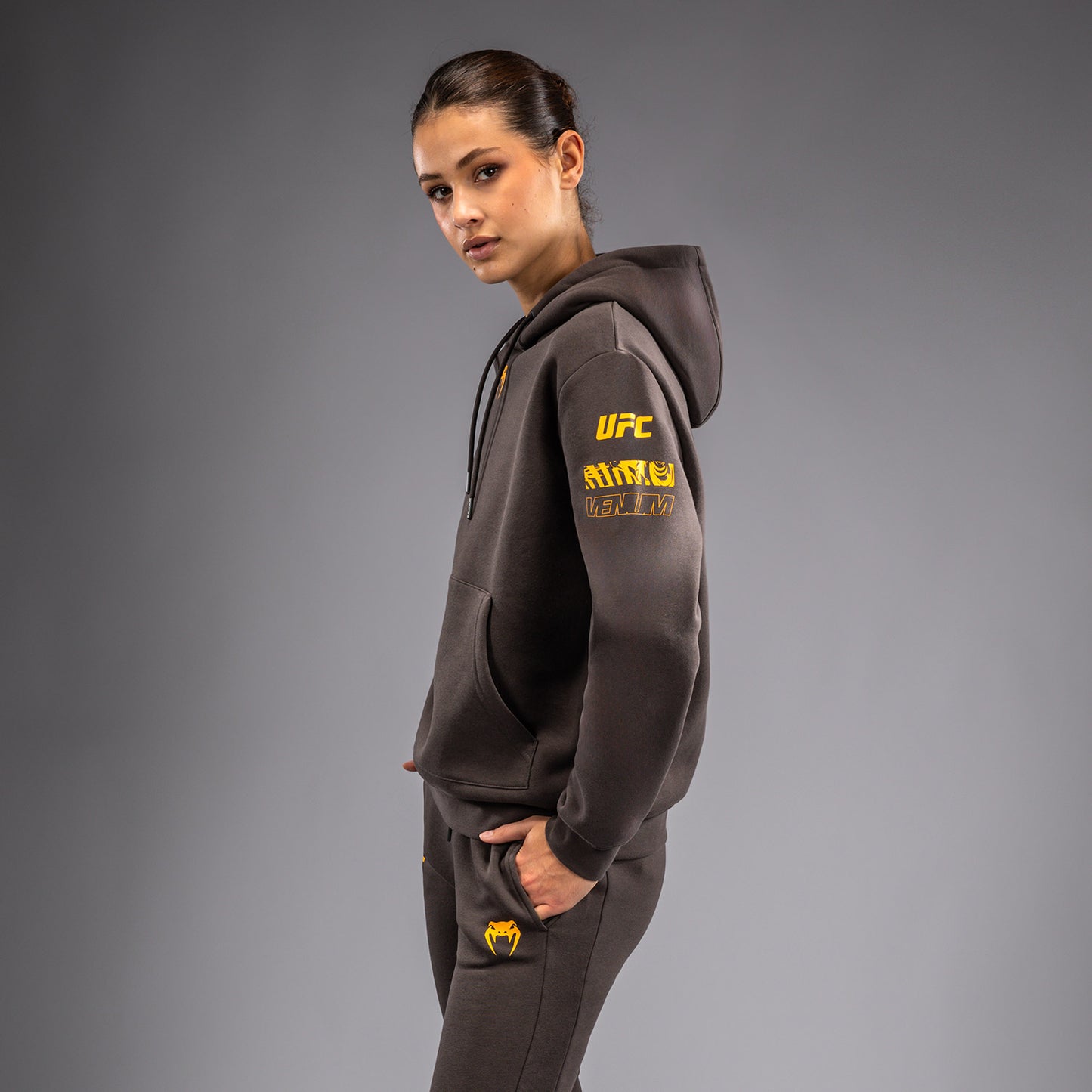 UFC Fusion by Venum Fight Week フード付きスウェットシャツ（女性用） - アーセンブラウン