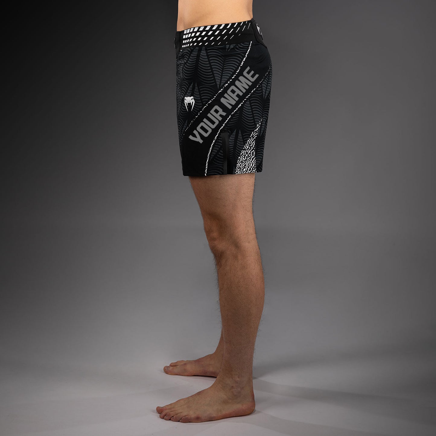 UFC Zenith by Venum Authentic Fight Night ショートフィットファイトショーツ メンズ - ブラック
