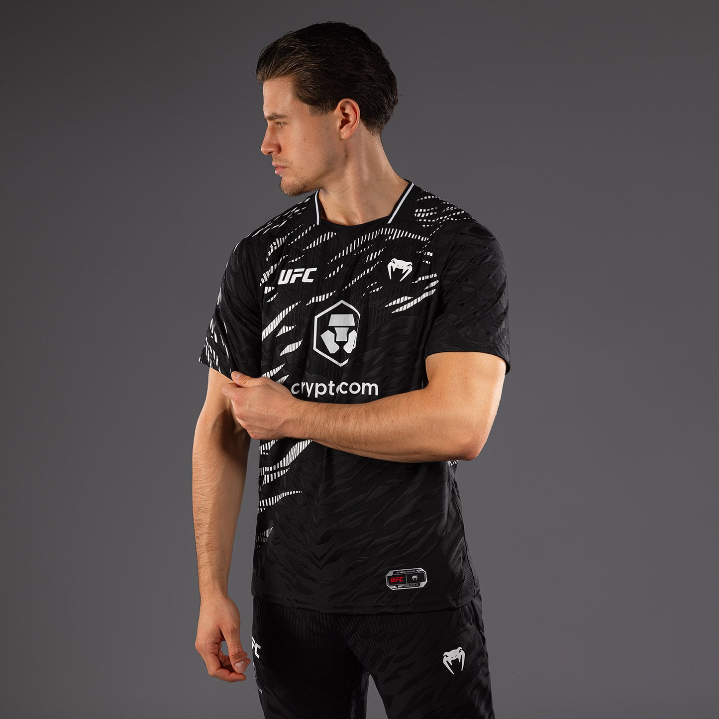 UFC Fusion by Venum Authentic Fight Night レースTシャツ（男性用） - ブラック