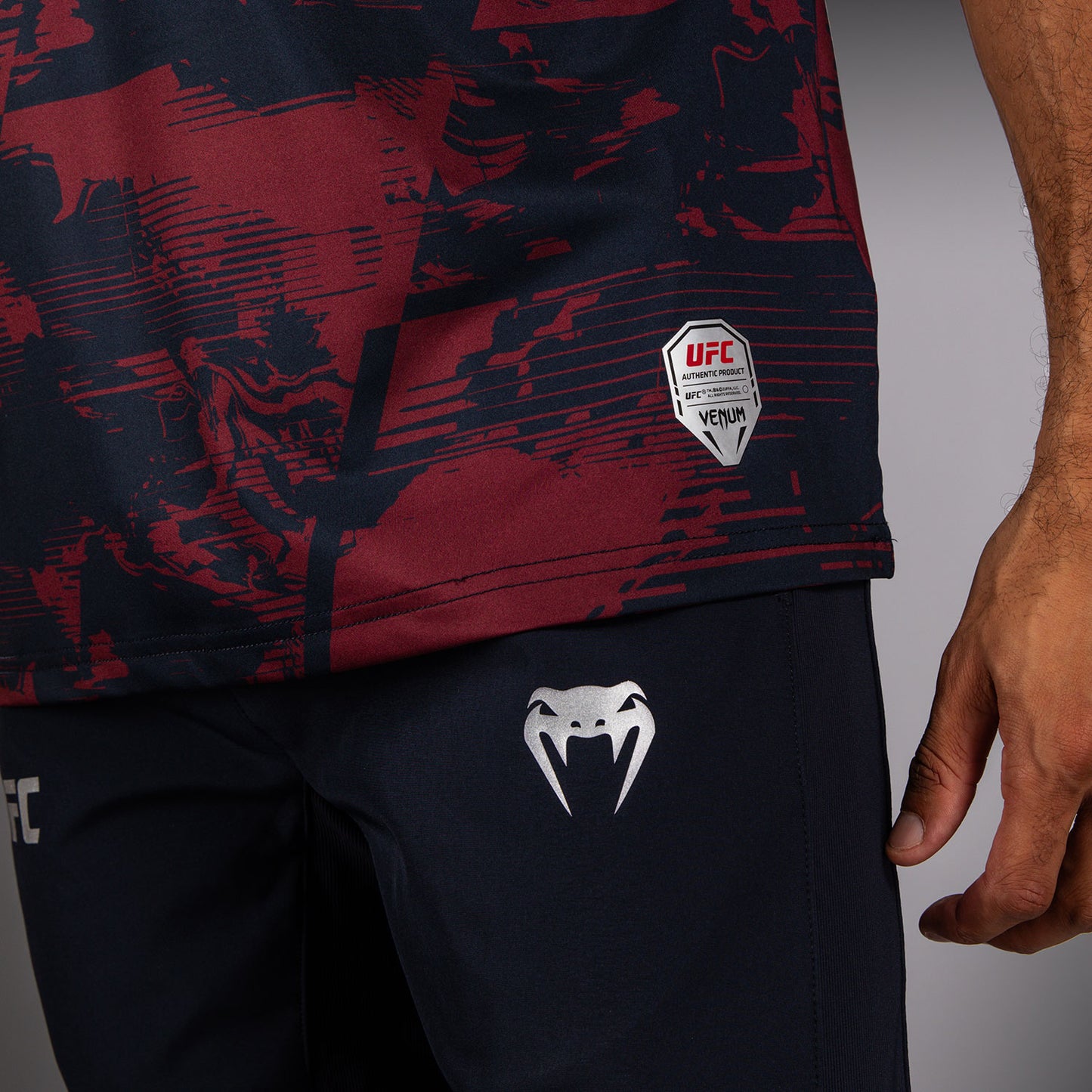UFC Zenith by Venum Authentic Fight Week パフォーマンス半袖Tシャツ メンズ - ネイビーブルー/バーガンディ/シルバー
