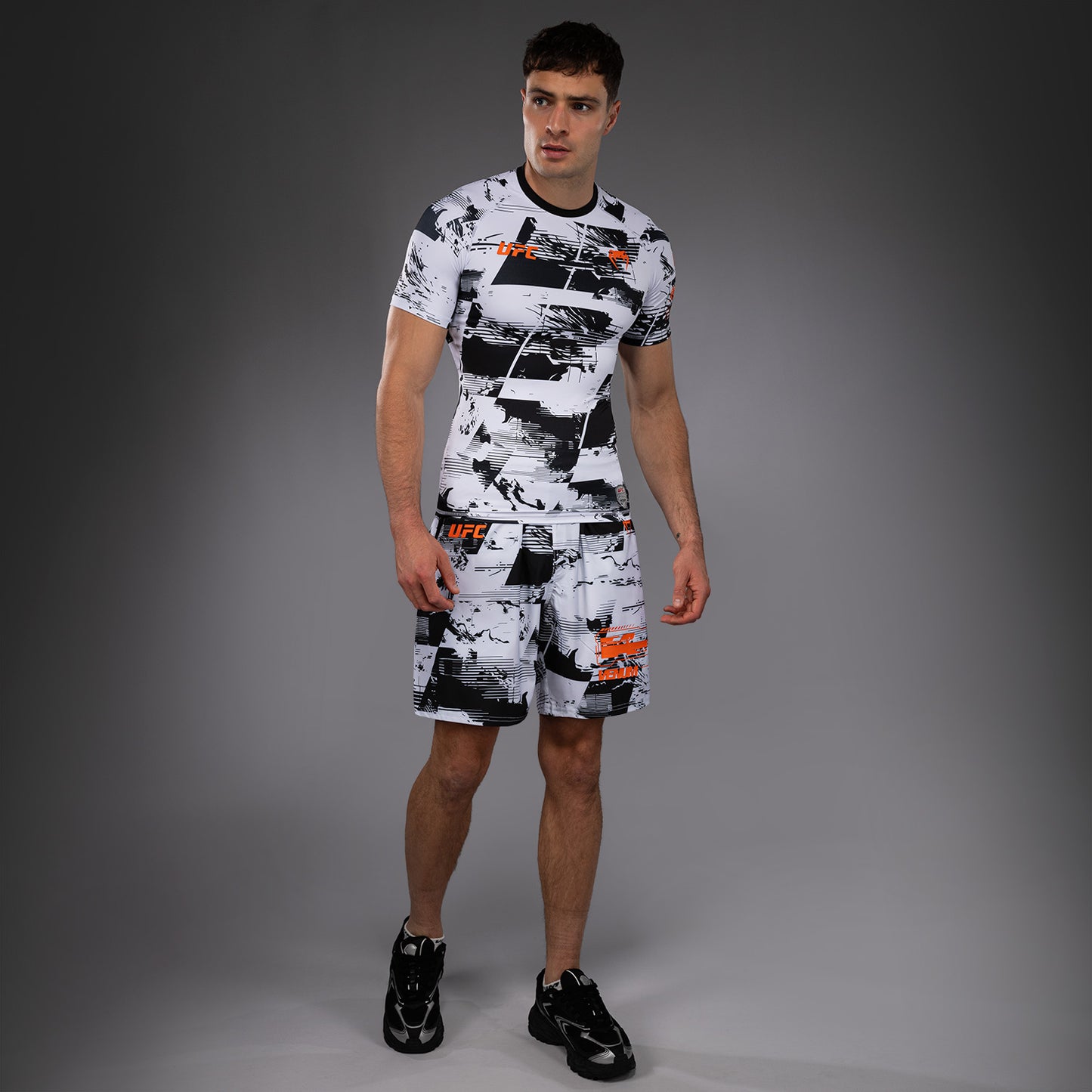 UFC Zenith by Venum Authentic Fight Week パフォーマンス半袖ラッシュガード メンズ - ホワイト