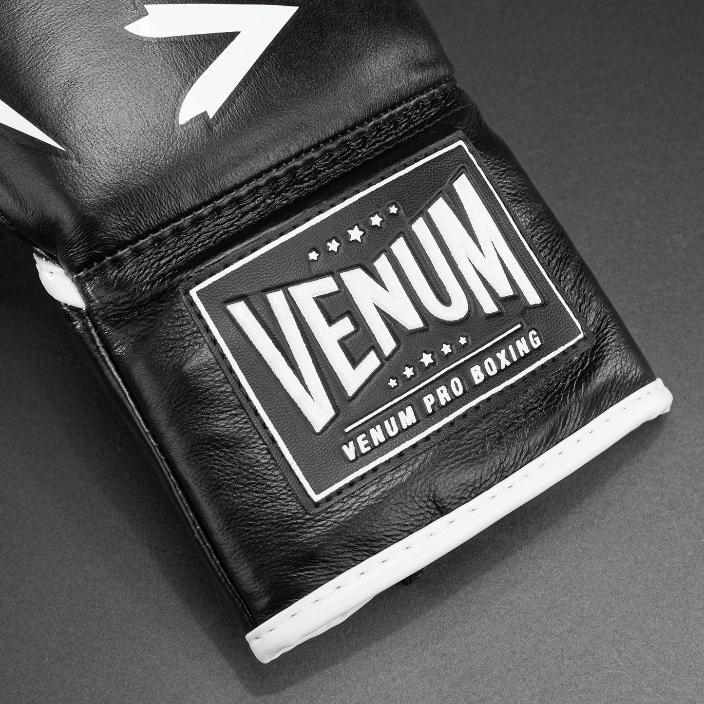 Venum ハンマー プロ ボクシンググローブ 紐式 - ブラック/ホワイト
