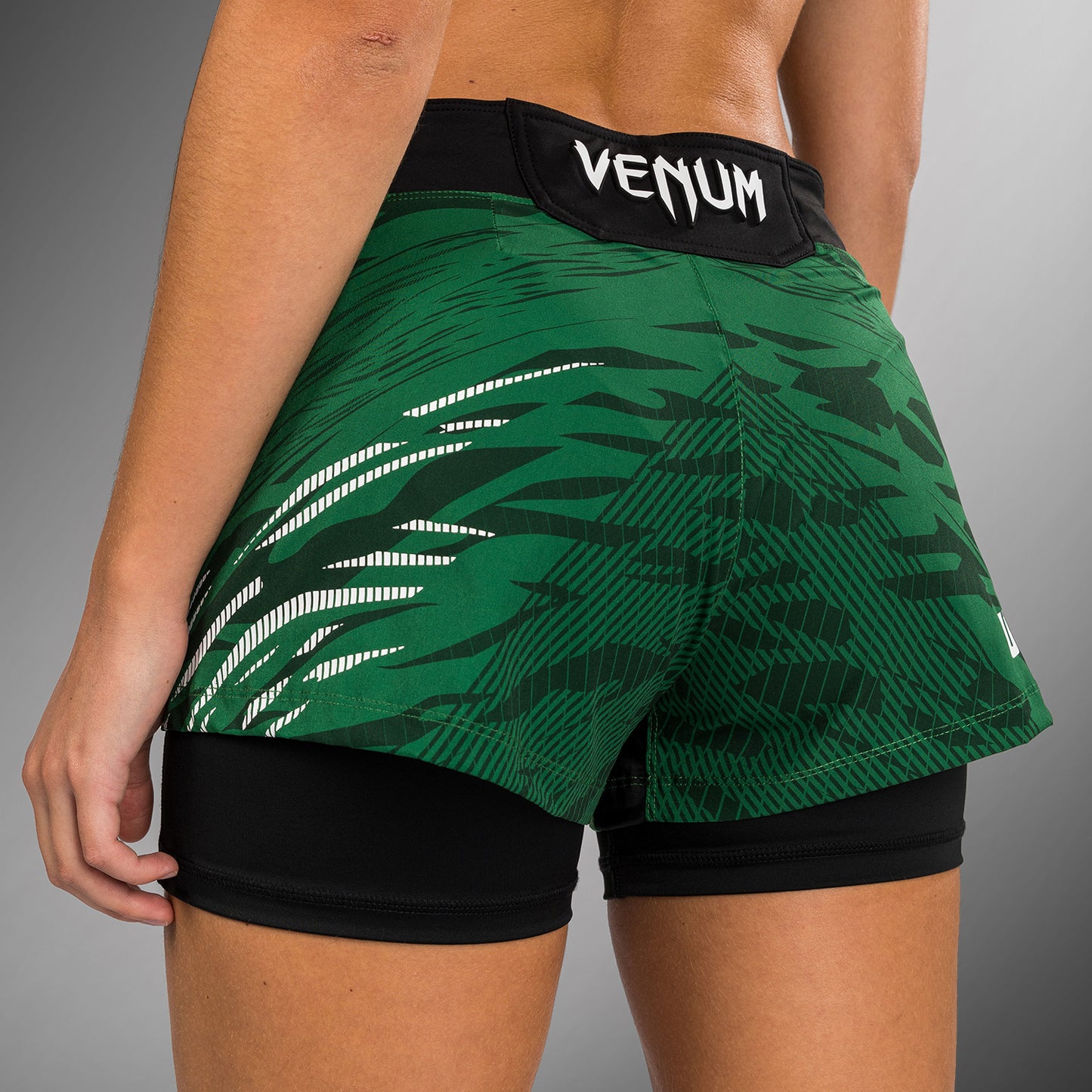 UFC Fusion by Venum Authentic Fight Night レスリングショーツ（女性用） - グリーン