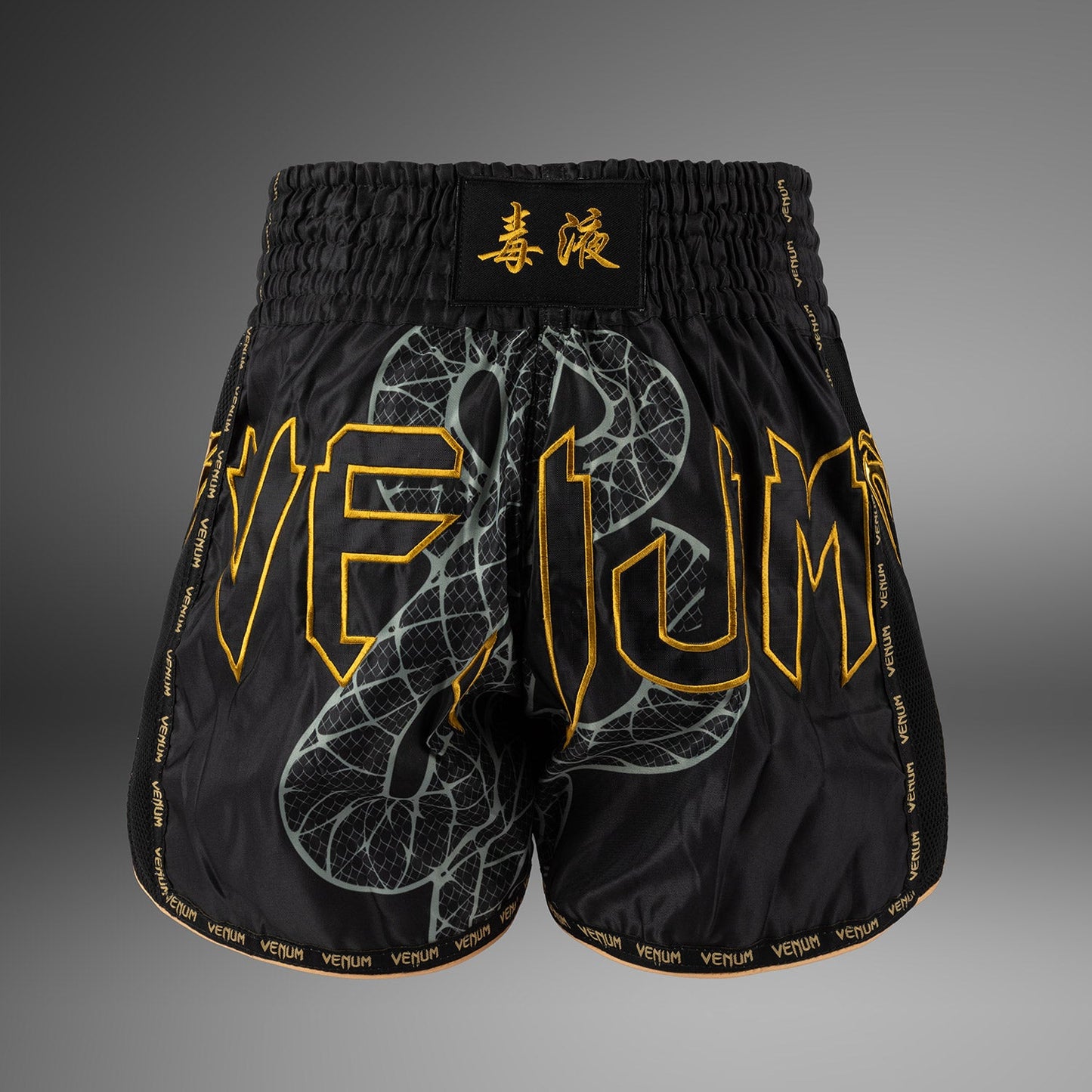 Venum Serpenti ムエタイショーツ – ブラック/シルバー/ゴールド
