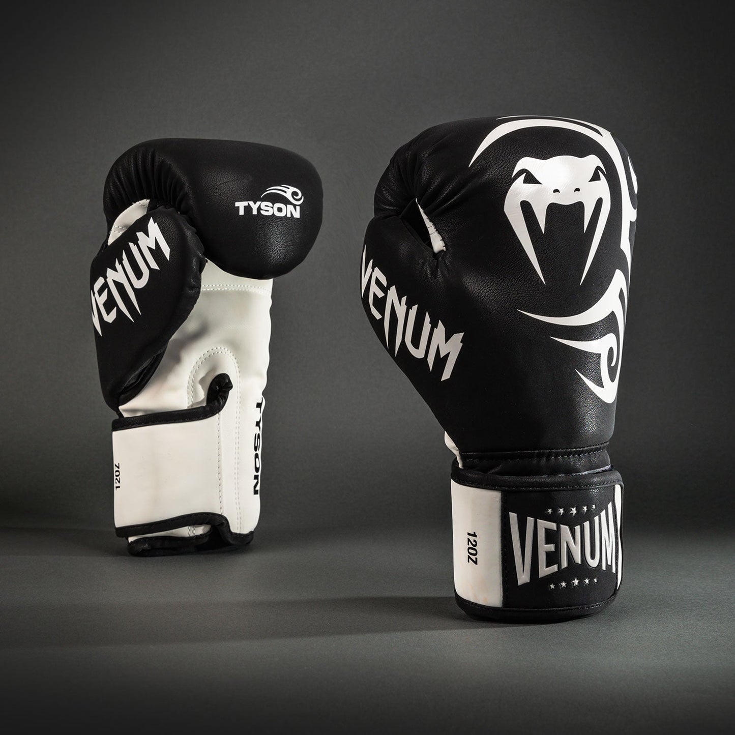Venum Mike Tyson Replica ボクシンググローブ - ディープブラック/オプティカルホワイト