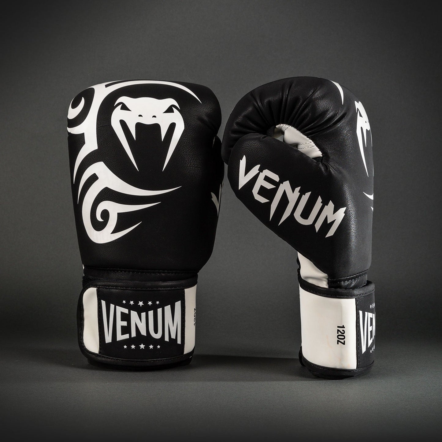 Venum Mike Tyson Replica ボクシンググローブ - ディープブラック/オプティカルホワイト