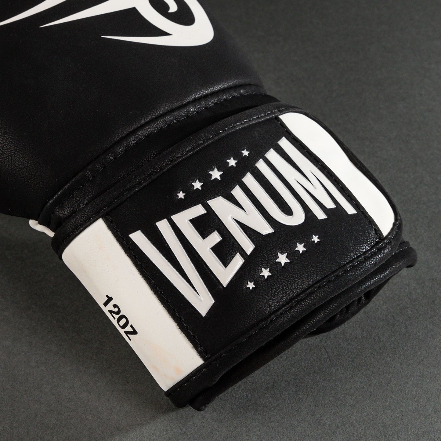 Venum Mike Tyson Replica ボクシンググローブ - ディープブラック/オプティカルホワイト