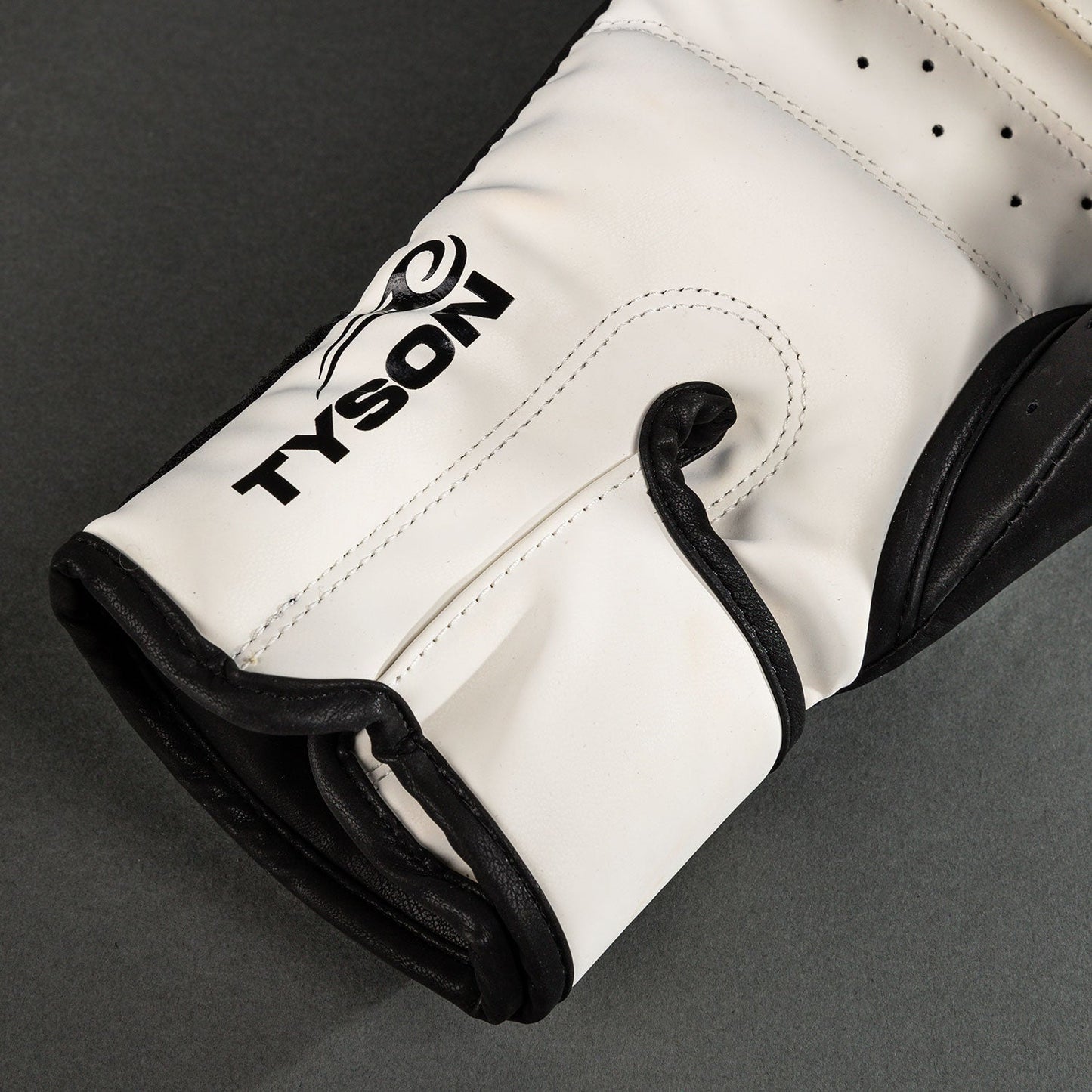 Venum Mike Tyson Replica ボクシンググローブ - ディープブラック/オプティカルホワイト