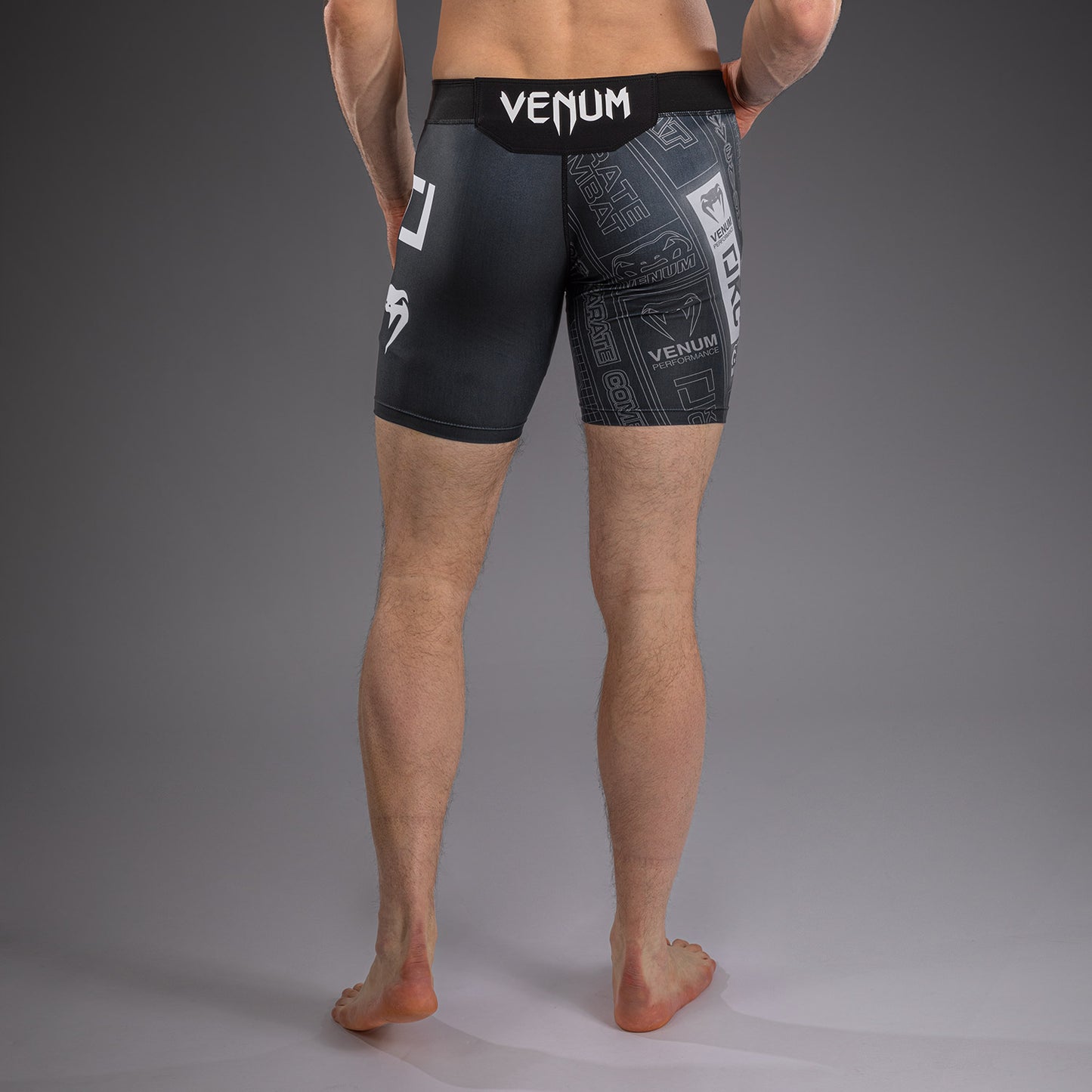 Karate Combat by Venum コンプレッションショーツ – ブラック/グレー