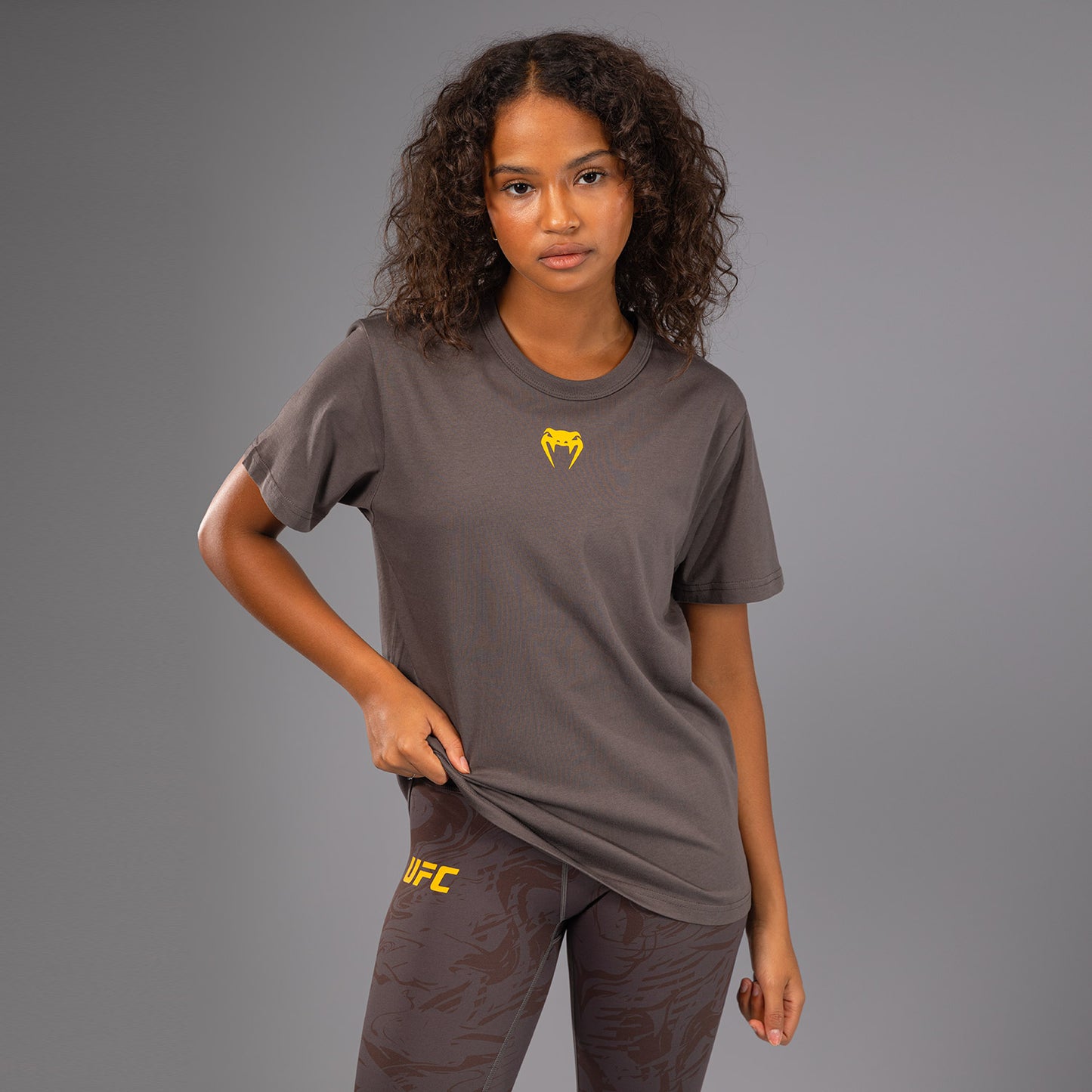 UFC Fusion by Venum Fight Week コットンショートスリーブTシャツ（女性用） - アーセンブラウン