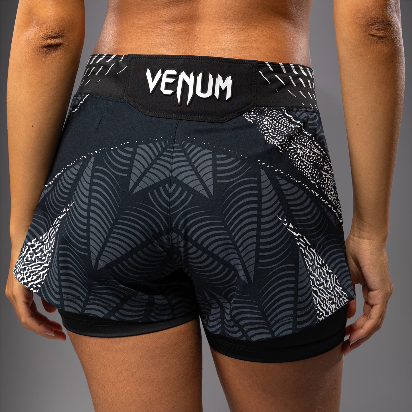 UFC Zenith by Venum Authentic Fight Night ショートフィットファイトショーツ レディース - ブラック