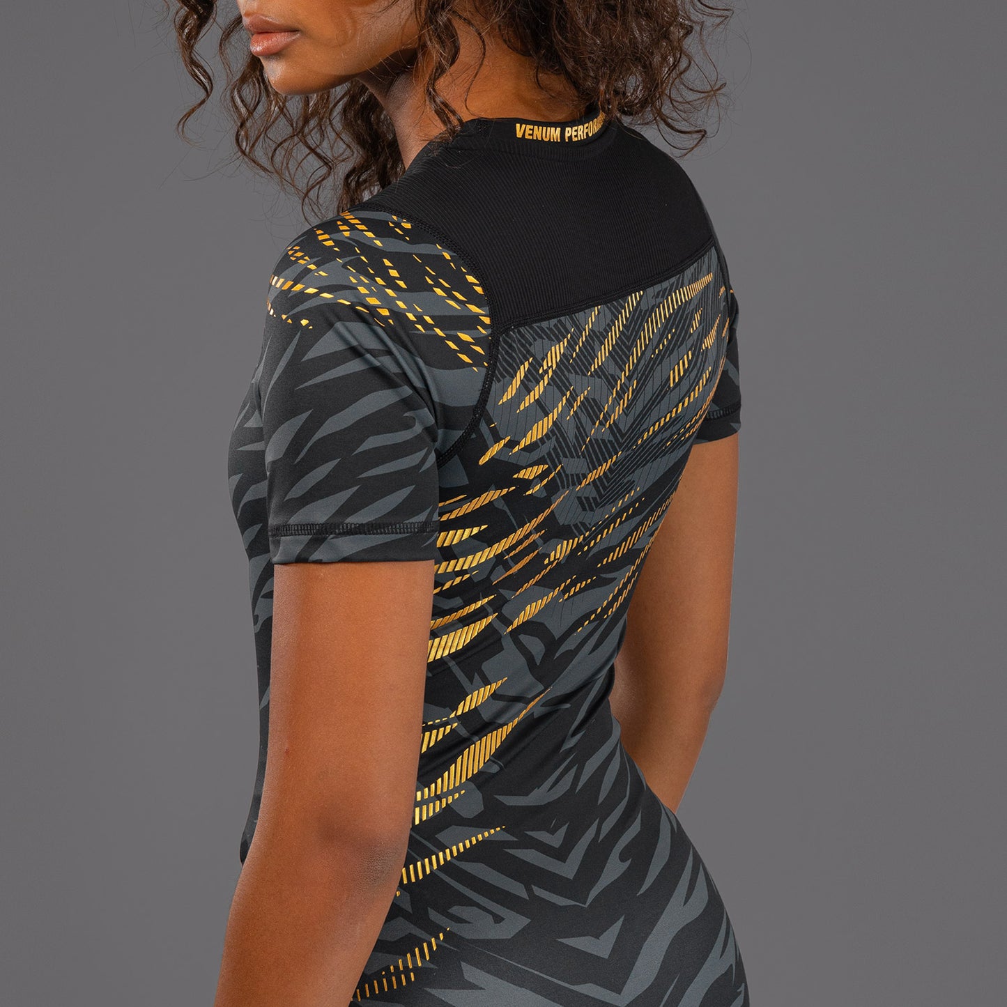 UFC Fusion by Venum Authentic Fight Night ショートスリーブラッシュガード（女性用） - チャンピオン