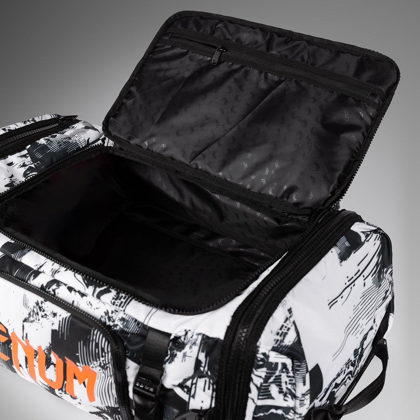 UFC Zenith by Venum Authentic Fight Week スポーツバッグ - ホワイト