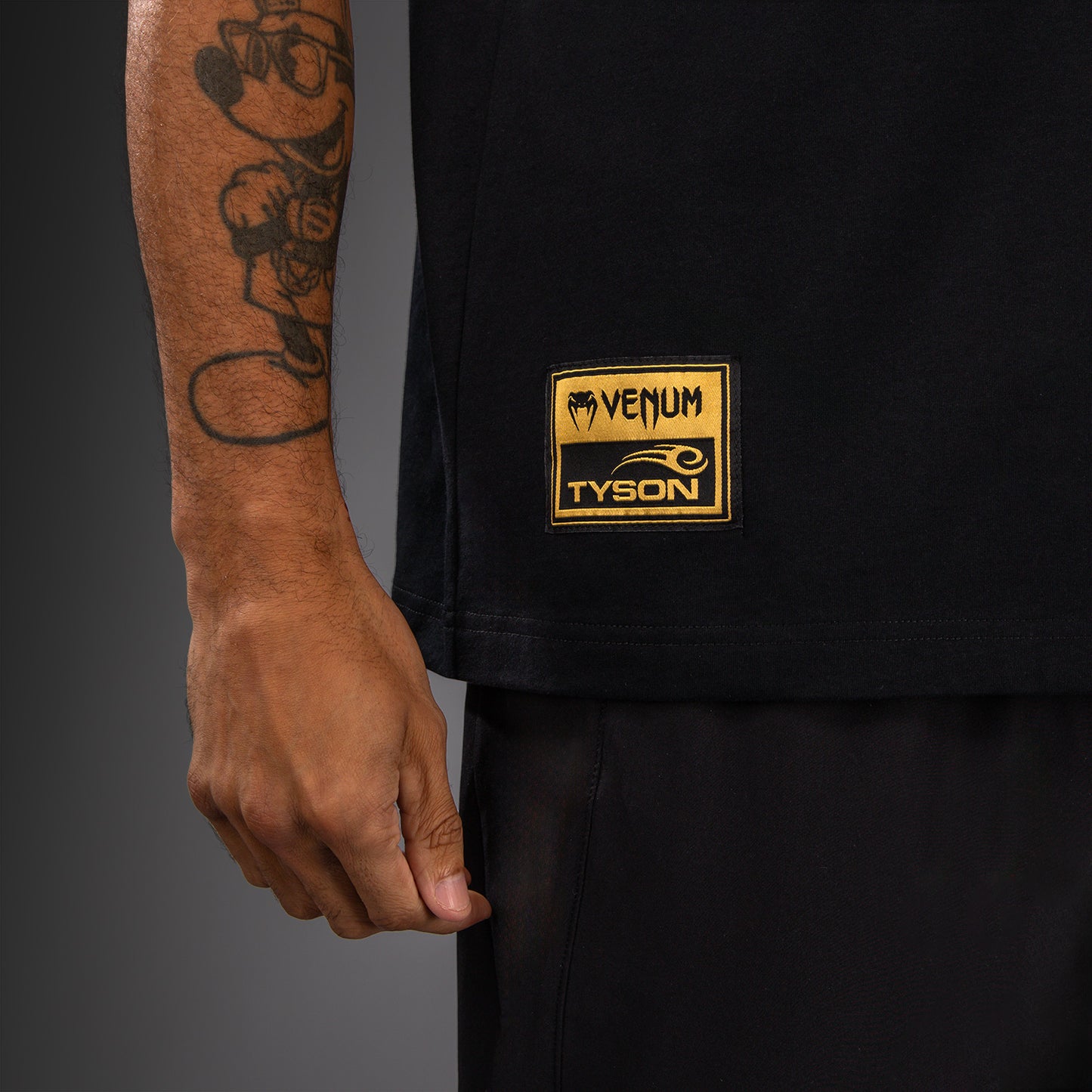 Venum x Mike Tyson Tiger Tシャツ - ブラック/ゴールド