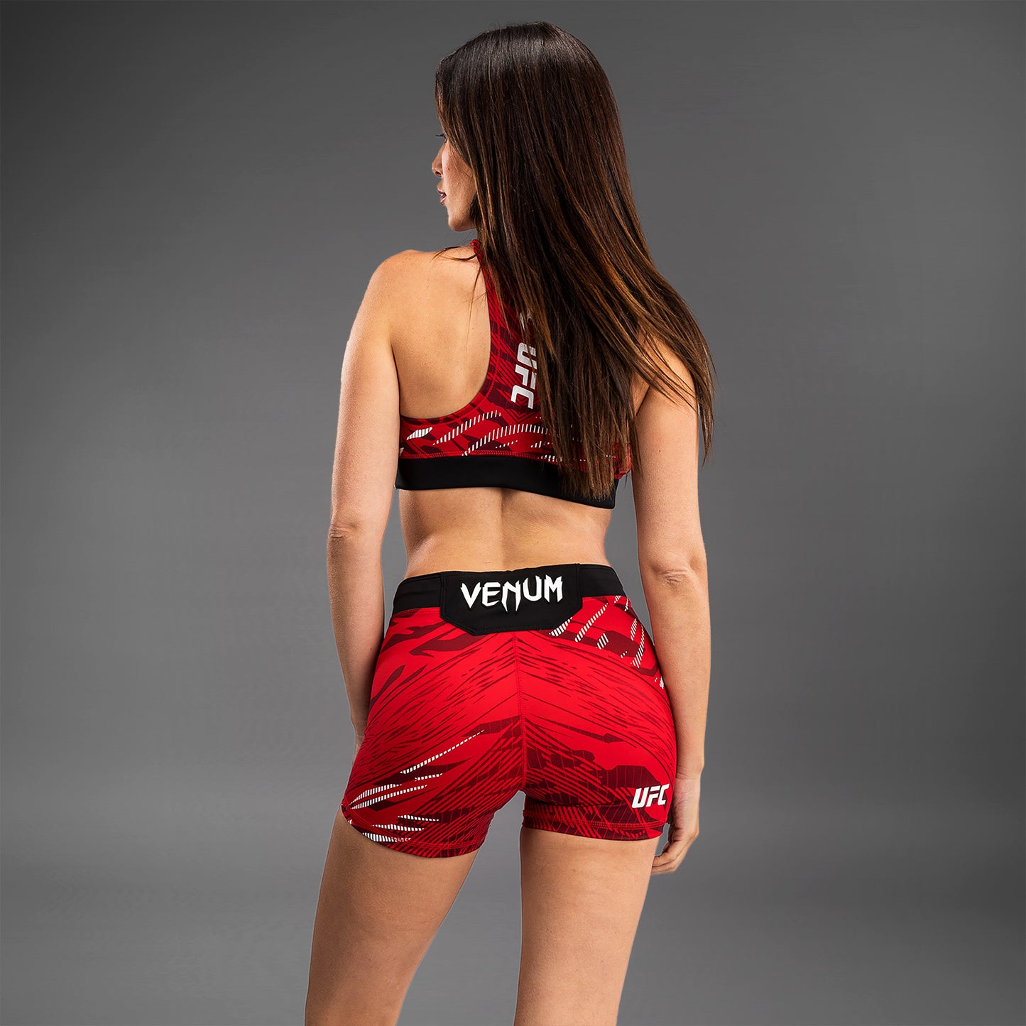 UFC Fusion by Venum Authentic Fight Night ヴァレトゥードショーツ（女性用、フィットコルト） - レッド