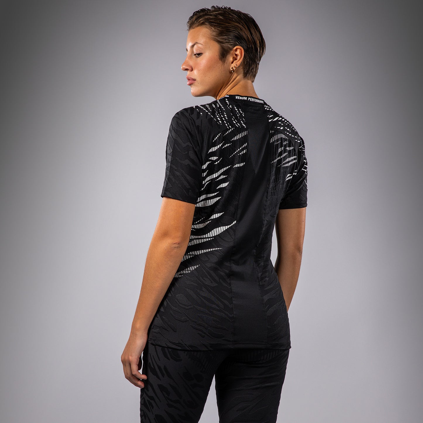 UFC Fusion by Venum Authentic Fight Night レースTシャツ（女性用） - ブラック