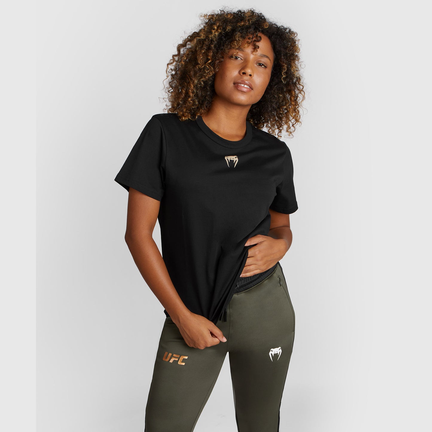 UFC Adrenaline by Venum Fight Week 女性用半袖コットンTシャツ - ブラック
