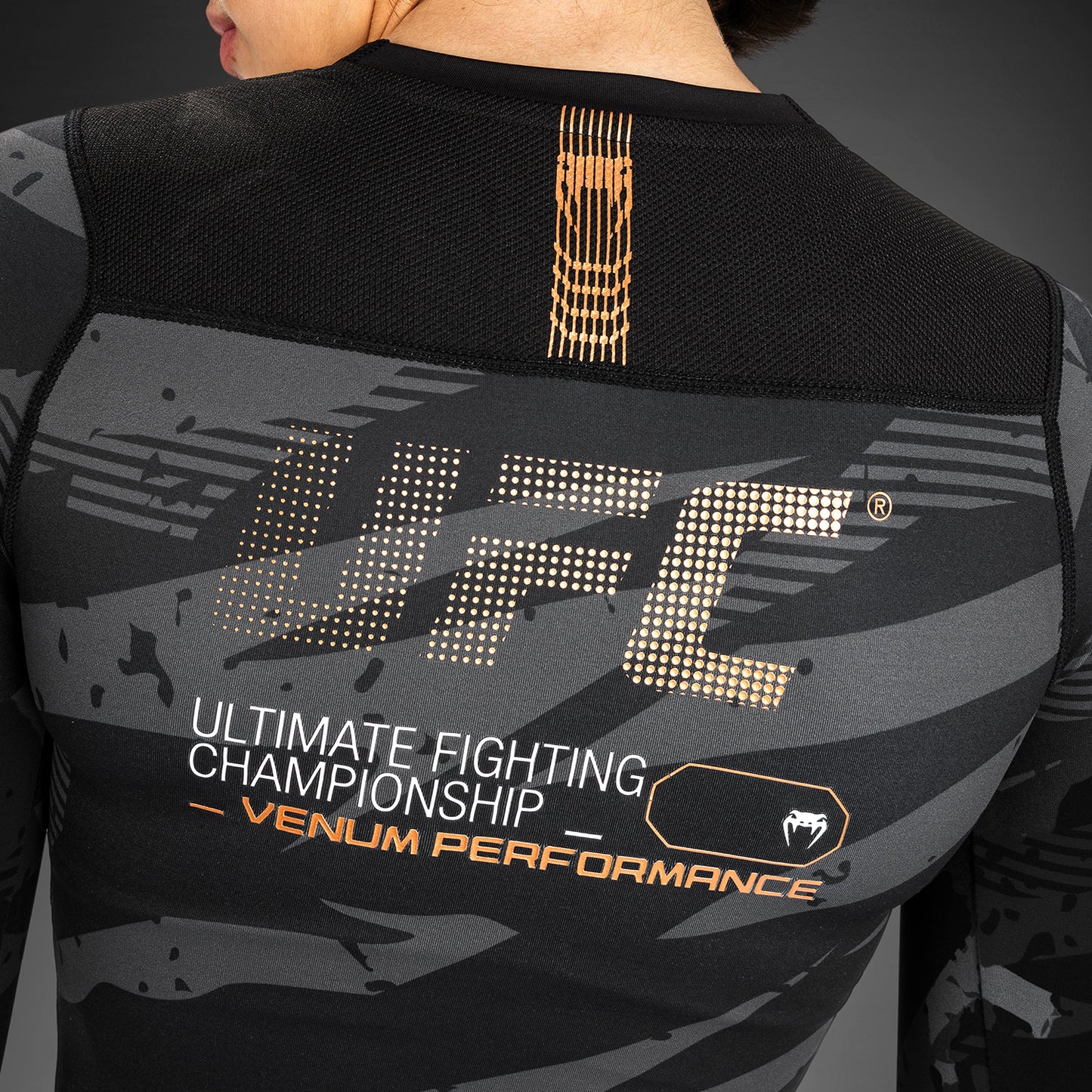 UFC Adrenaline By Venum Fight Week - 女性のパフォーマンスロングスリーブラッシュガード - Urban Camo