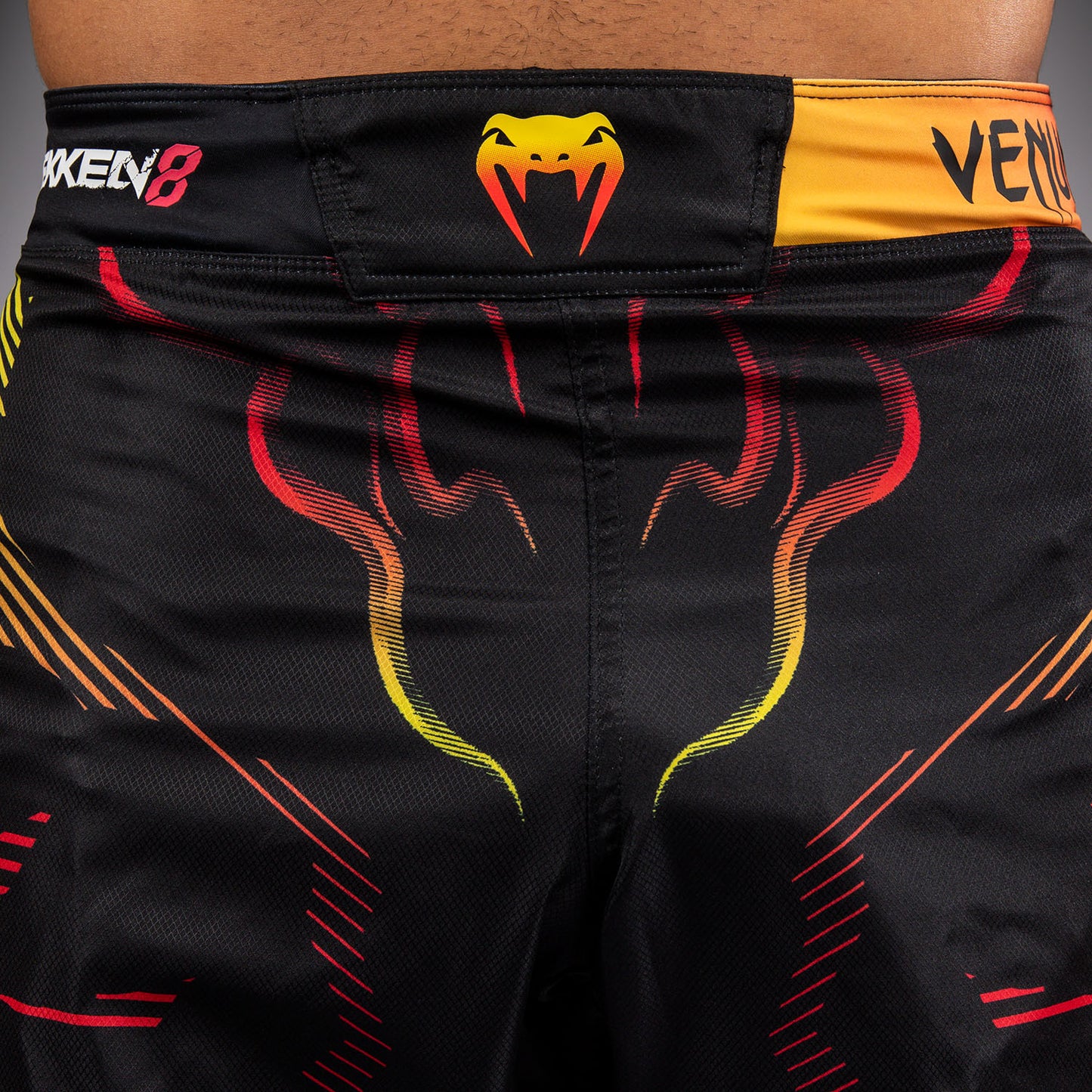 Venum x TEKKEN 8 ファイトショーツ - ヨシミツ - ブラック/オレンジ