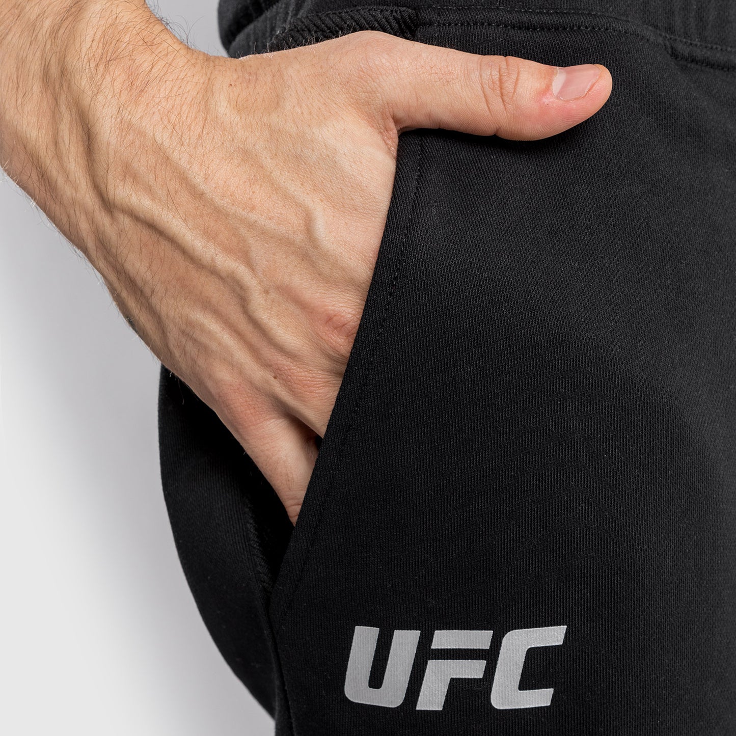 Venum UFC Authentic Fight Week メンズ 2.0 ショーツ – ブラック/レッド