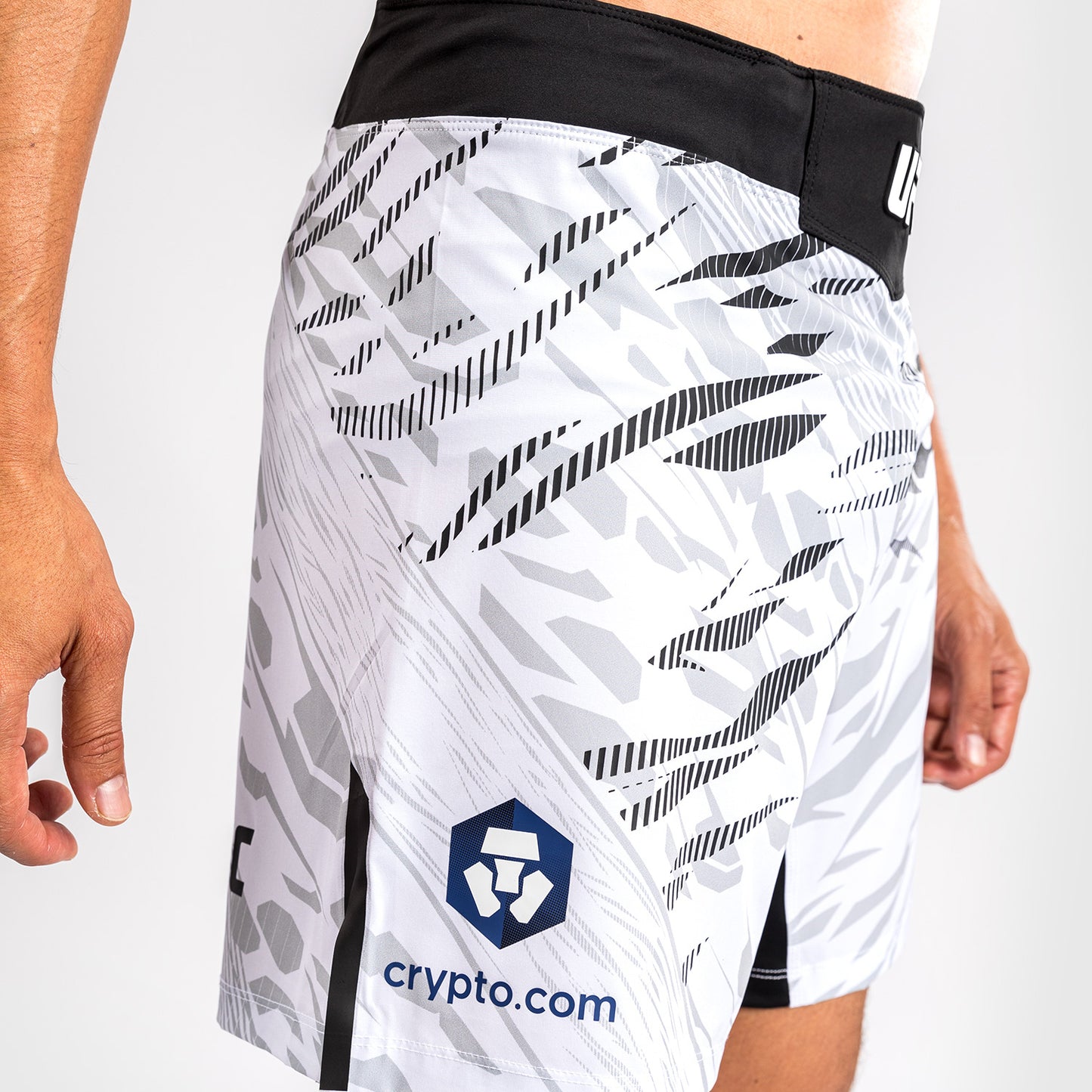 UFC Fusion by Venum Authentic Fight Night レスリングショーツ（男性用、フィットコルト） - ホワイト