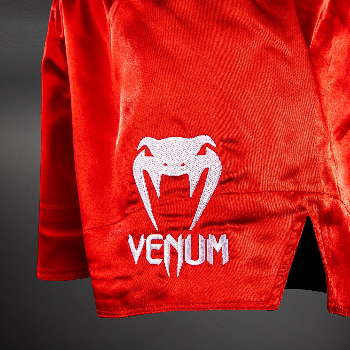 Venum Classic ムエタイショーツ – レッド