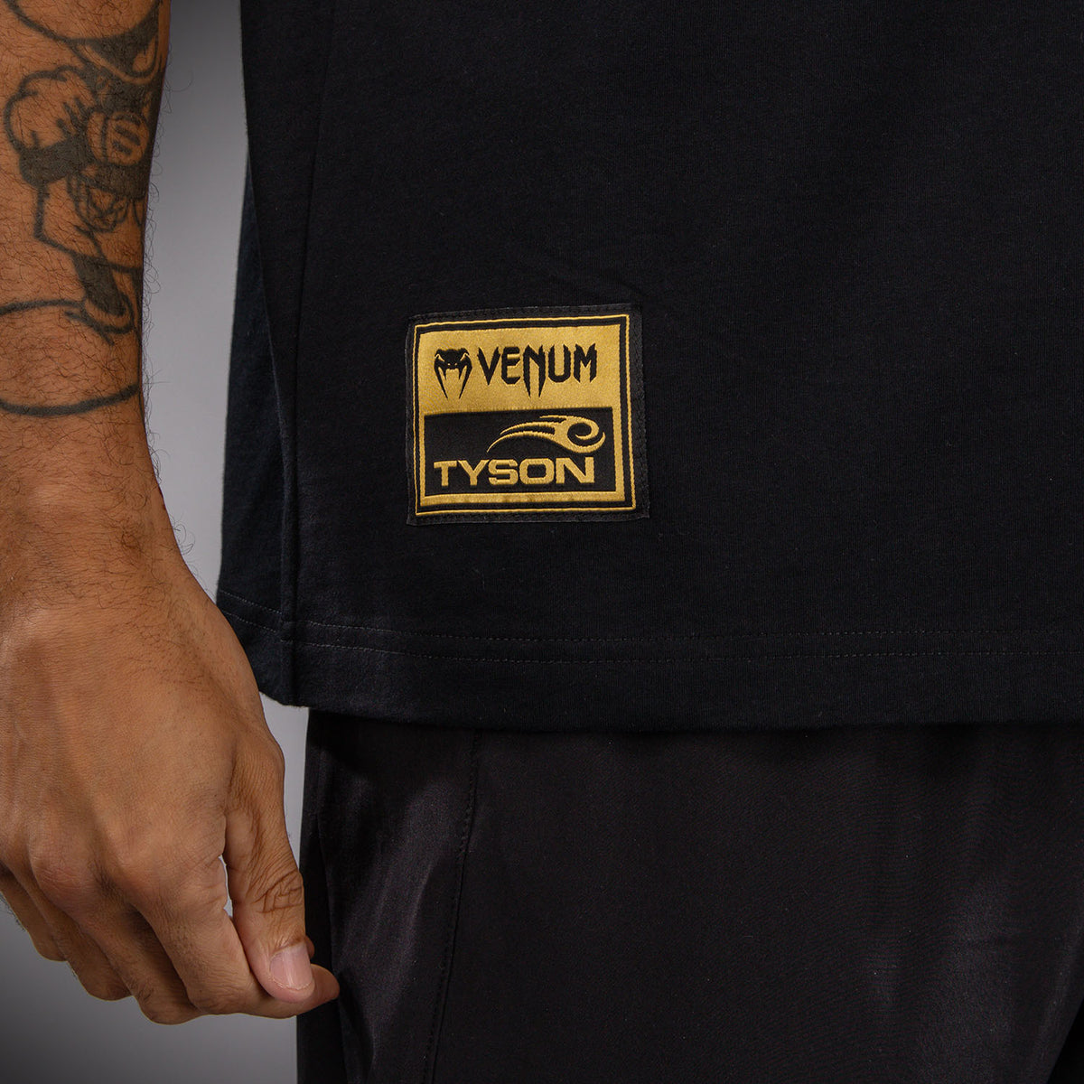 Venum x Mike Tyson Tiger Tシャツ - ブラック/ゴールド