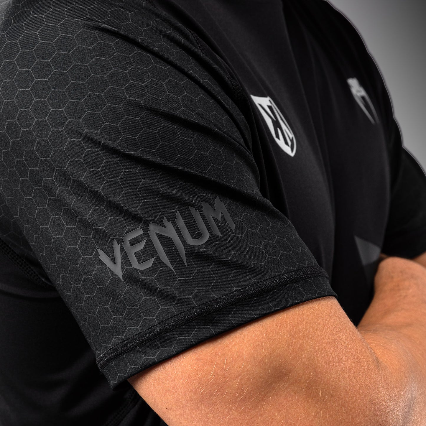 FK x Venum Hexagone MMA Tシャツ - ブラック/ゴールド