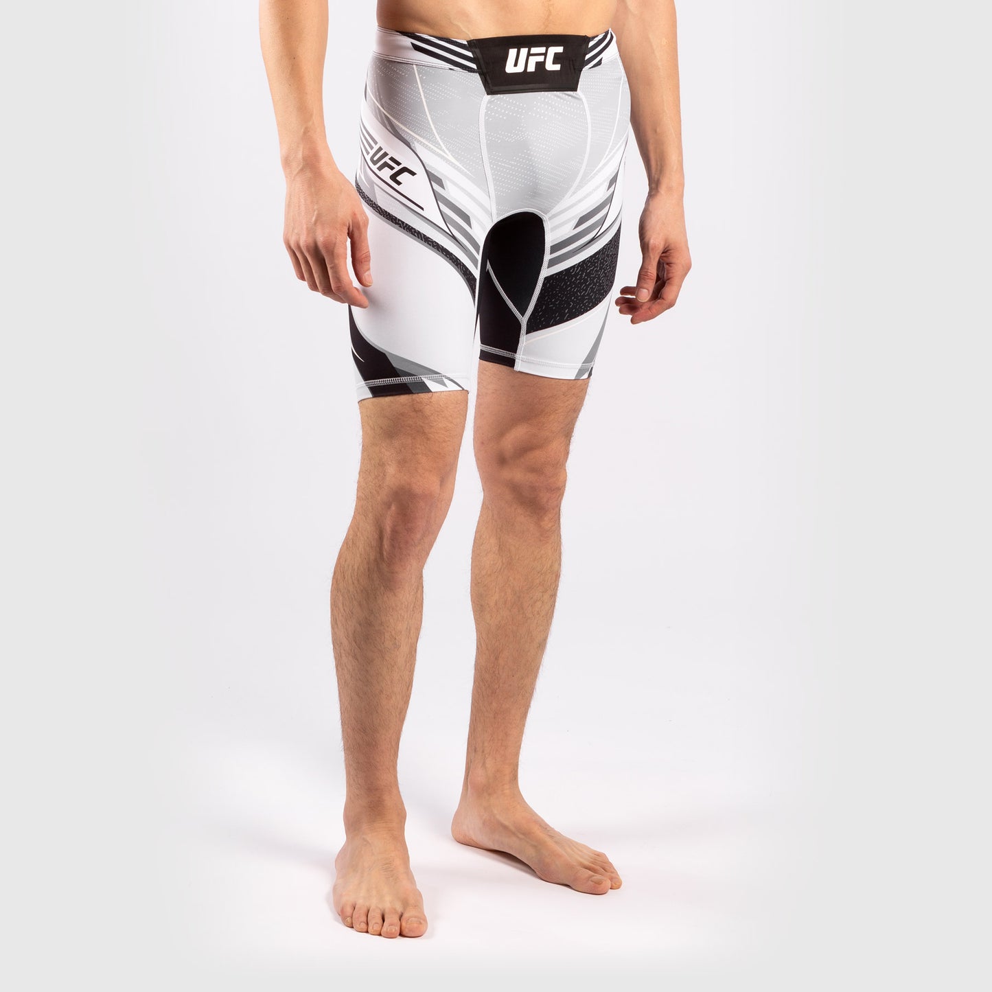 UFC VENUM本格的なファイトナイトメンズ バーリトゥードショート-ショートフィット - 白い
