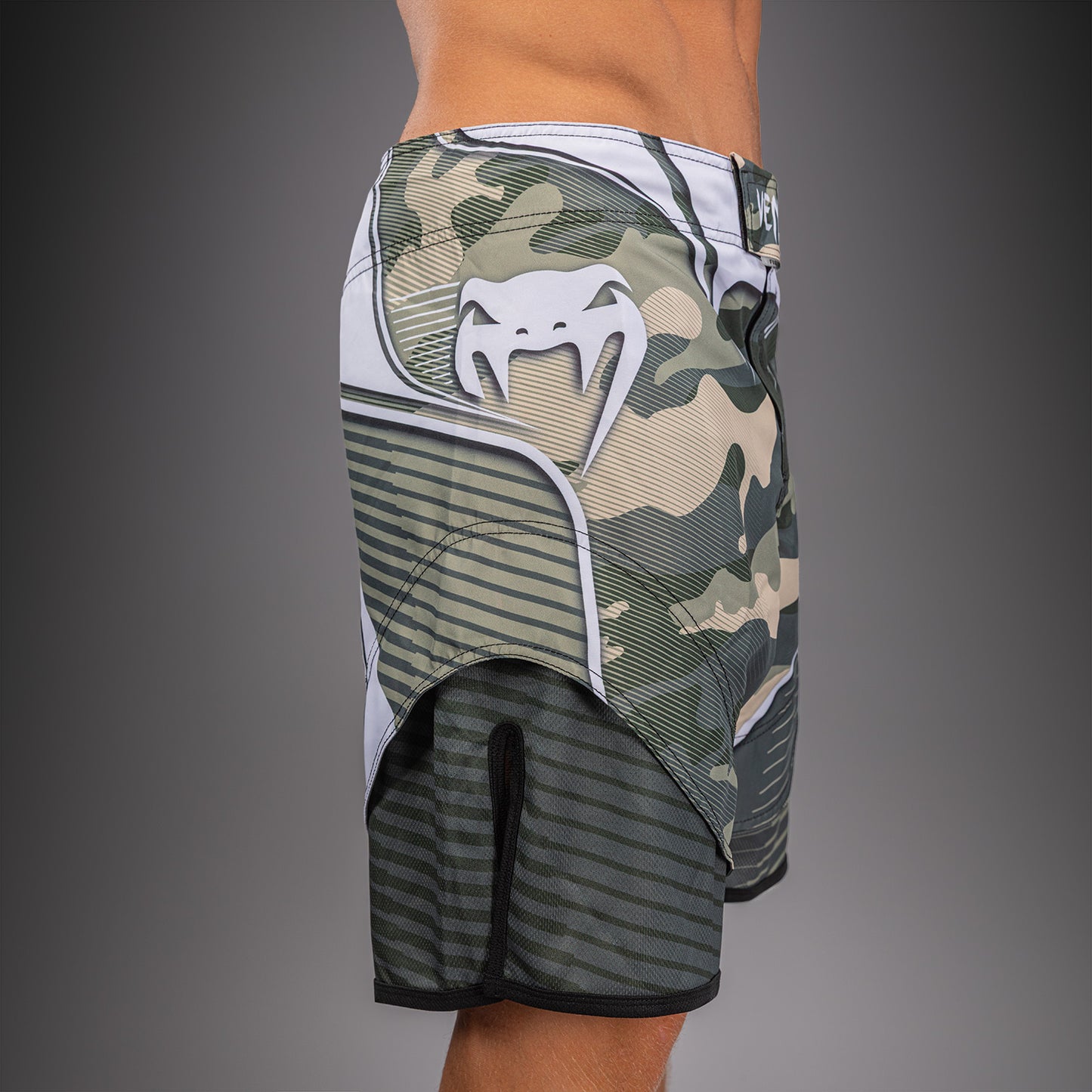 Venum Camo Hero ファイトショーツ - カーキ/オフホワイト