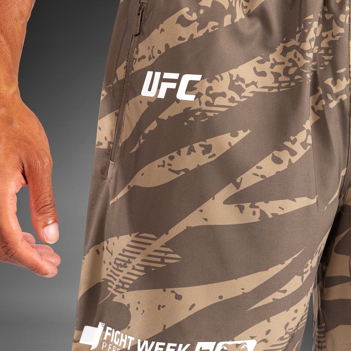 UFC Adrenaline By Venum Fight Week Performance メンズショーツ - Desert Camo