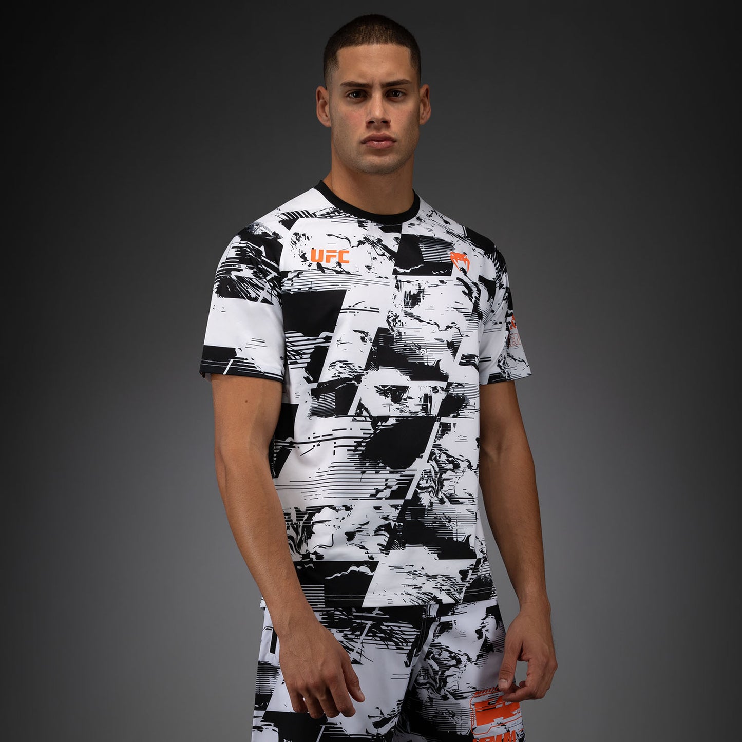 UFC Zenith by Venum Authentic Fight Week パフォーマンス半袖Tシャツ メンズ - ホワイト