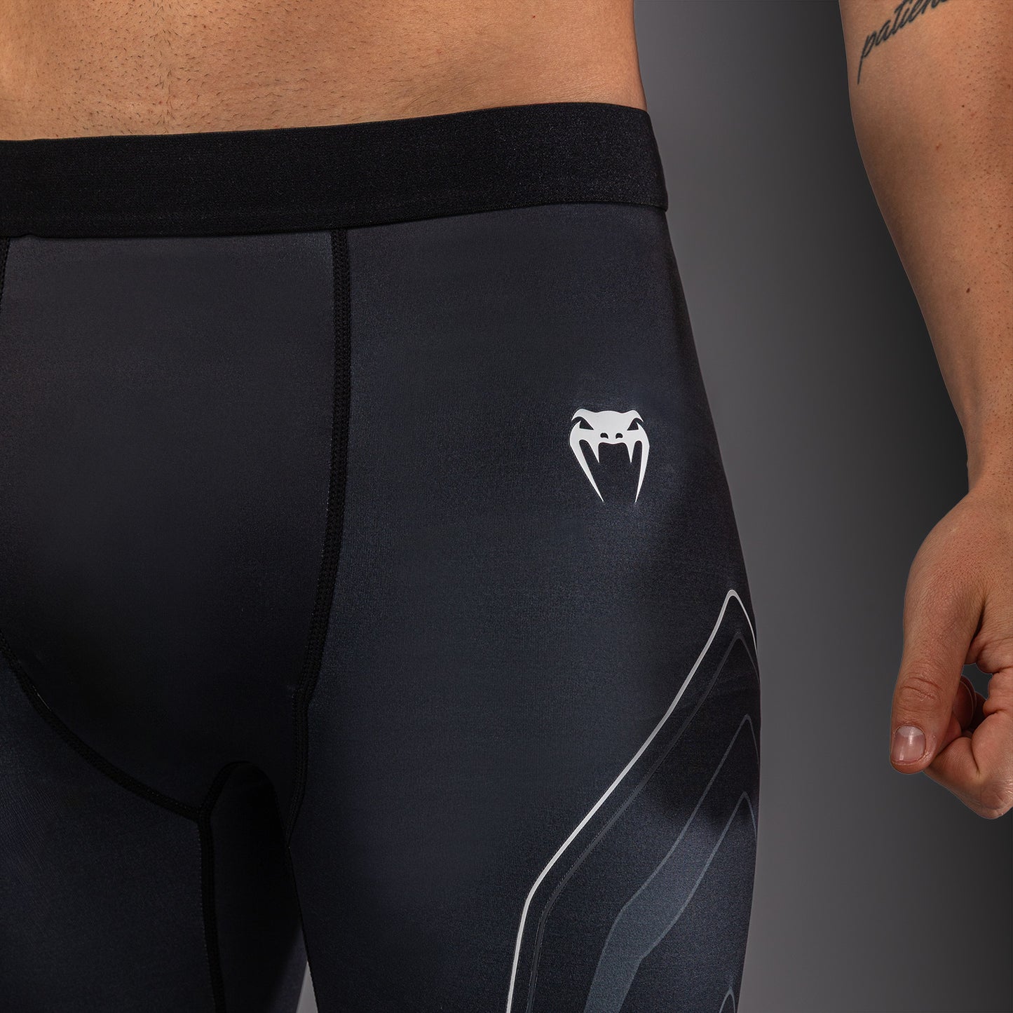 Venum Streamline コンプレッションショーツ – ブラック/ホワイト