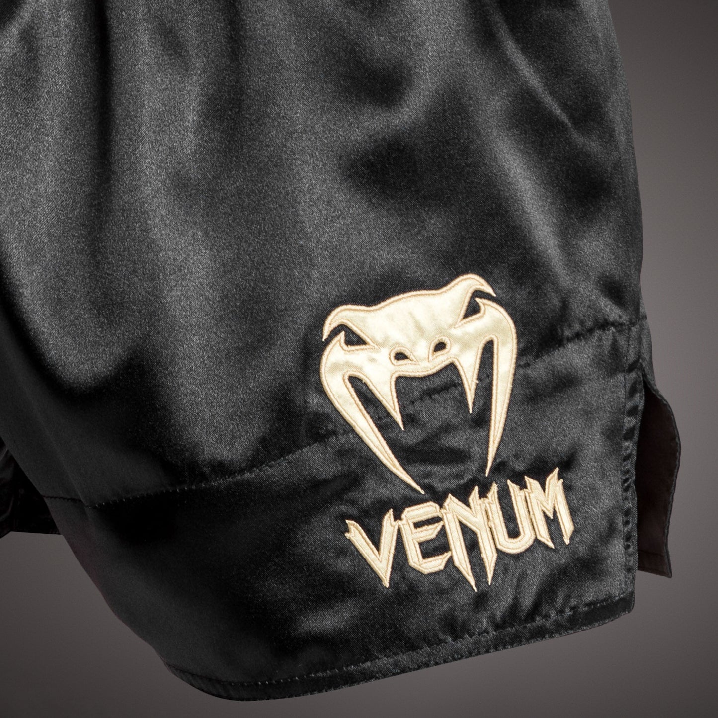 Venum Classic ムエタイショートパンツ レッド/ブラック/ゴールド