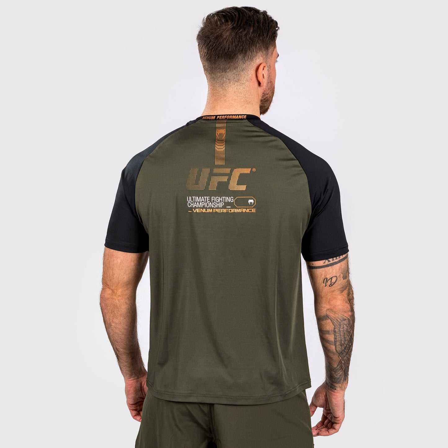 UFC Adrenaline by Venum Fight Week メンズ・ドライテックTシャツ - カーキ／ブロンズ