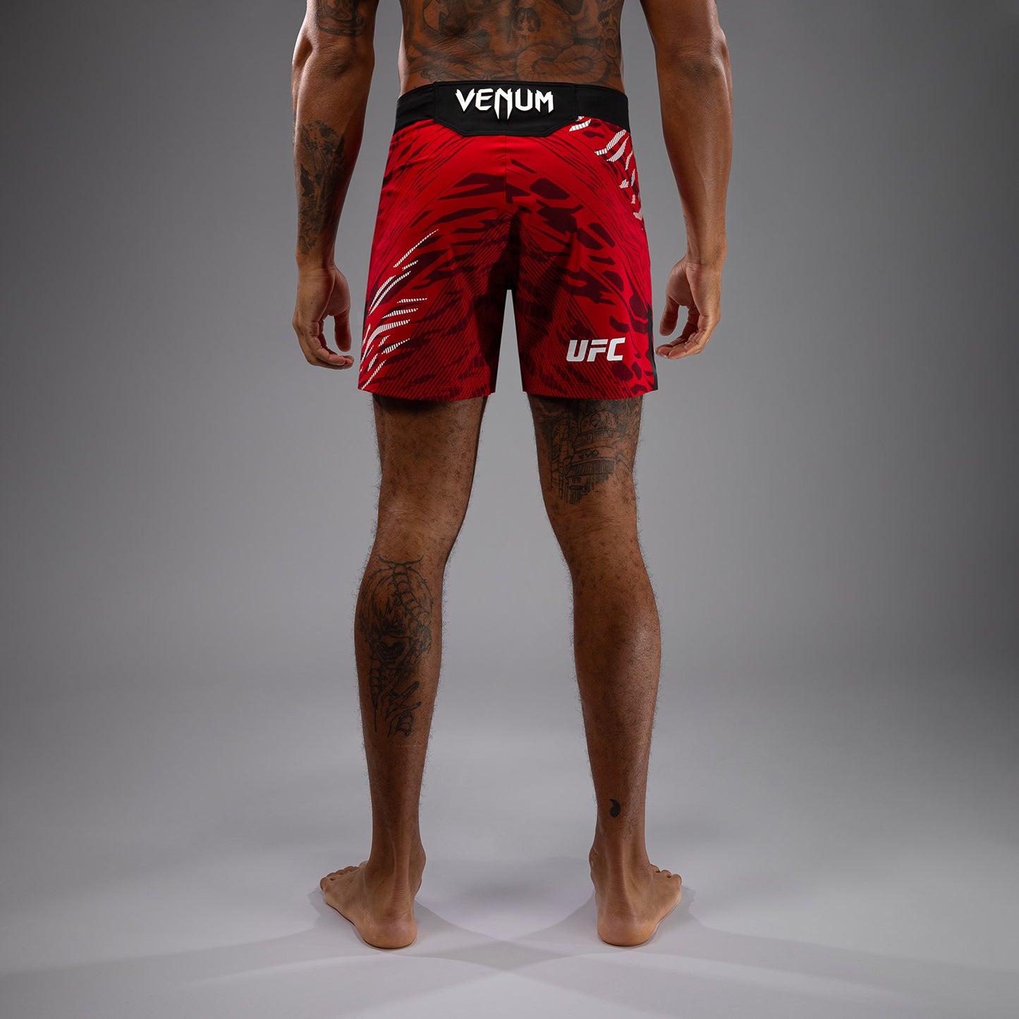 UFC Fusion by Venum Authentic Fight Night レスリングショーツ（男性用、フィットコルト） - レッド