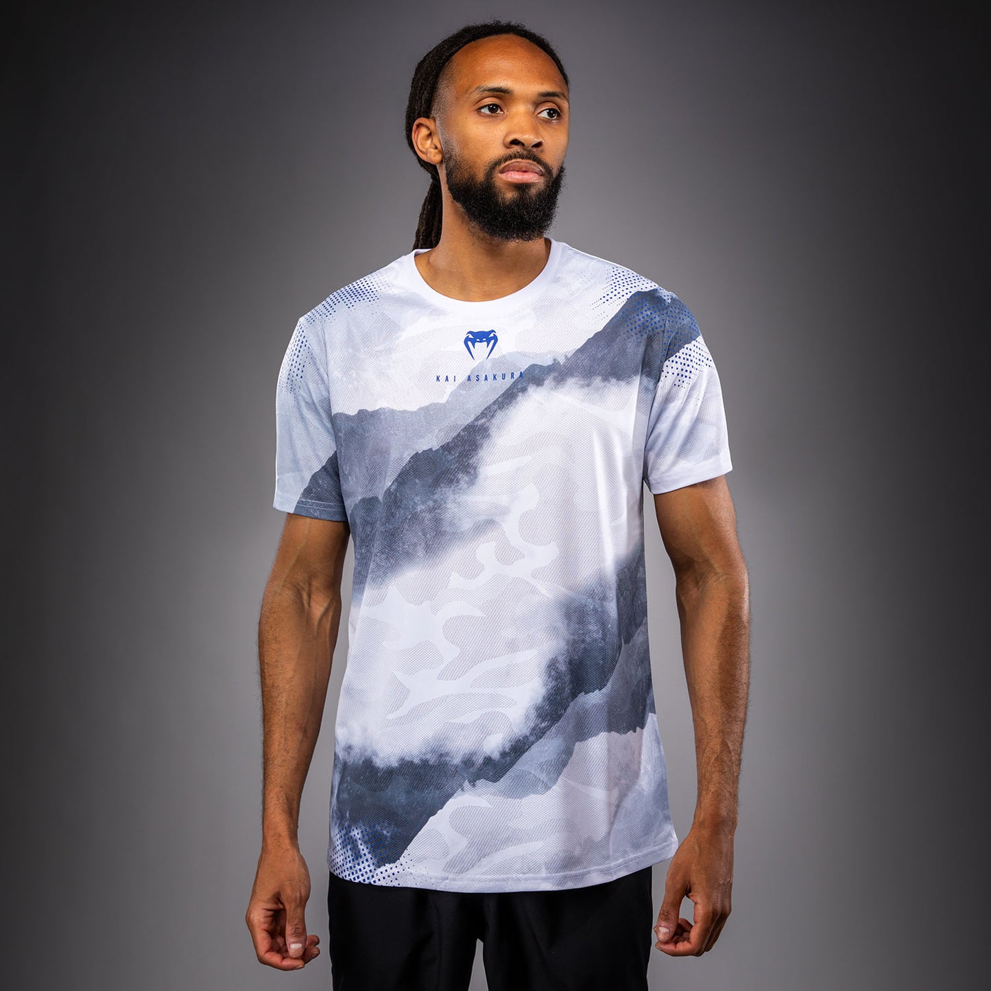 Venum x Kai Asakura ドライテックTシャツ – ホワイト/ブルー