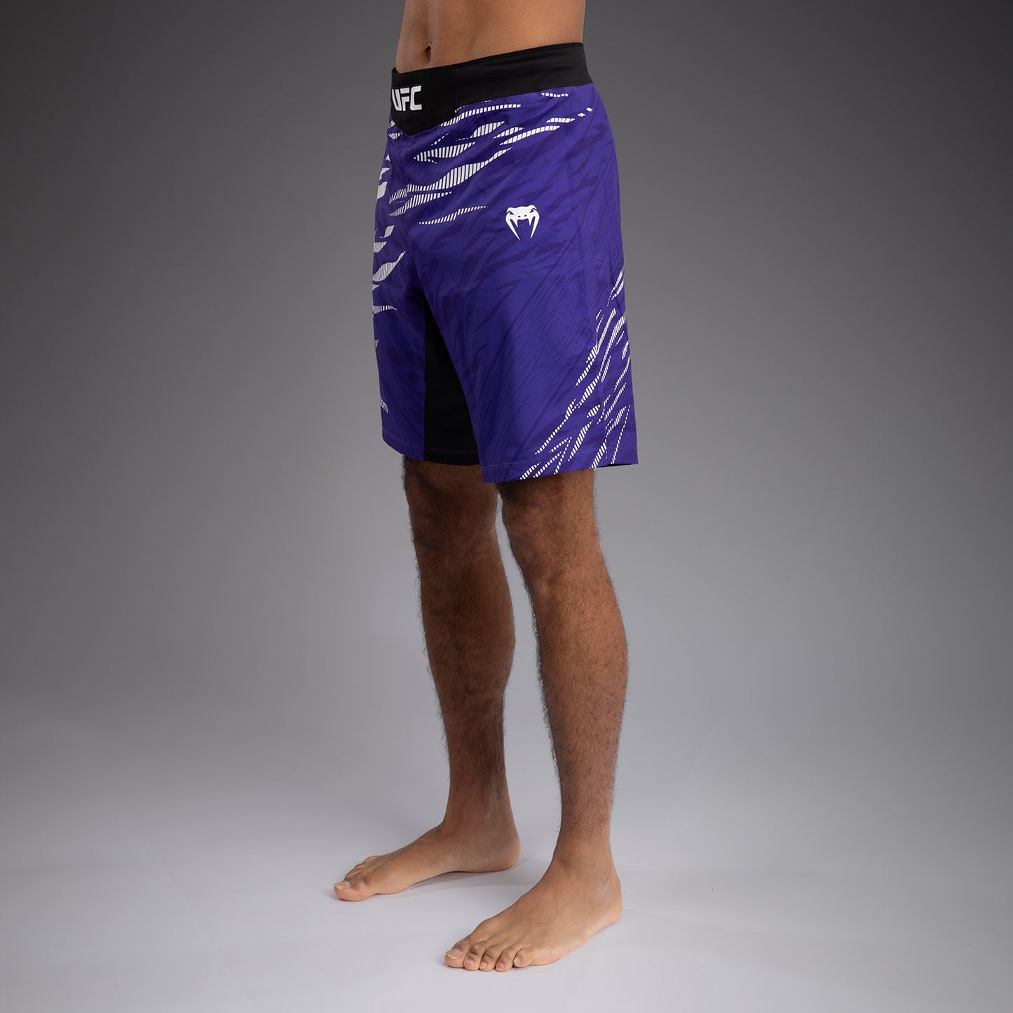 UFC Fusion by Venum Authentic Fight Night レスリングショーツ（男性用、フィットラルゴ） - パープル