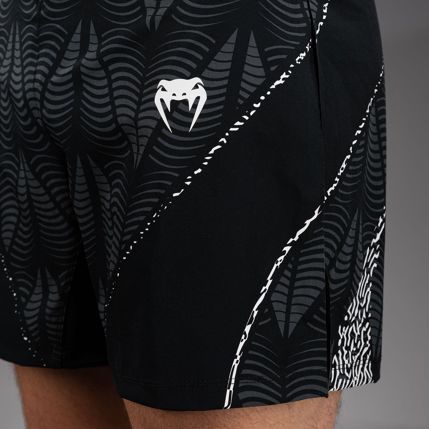 UFC Zenith by Venum Authentic Fight Night グラディエーターファイトショーツ メンズ - ブラック