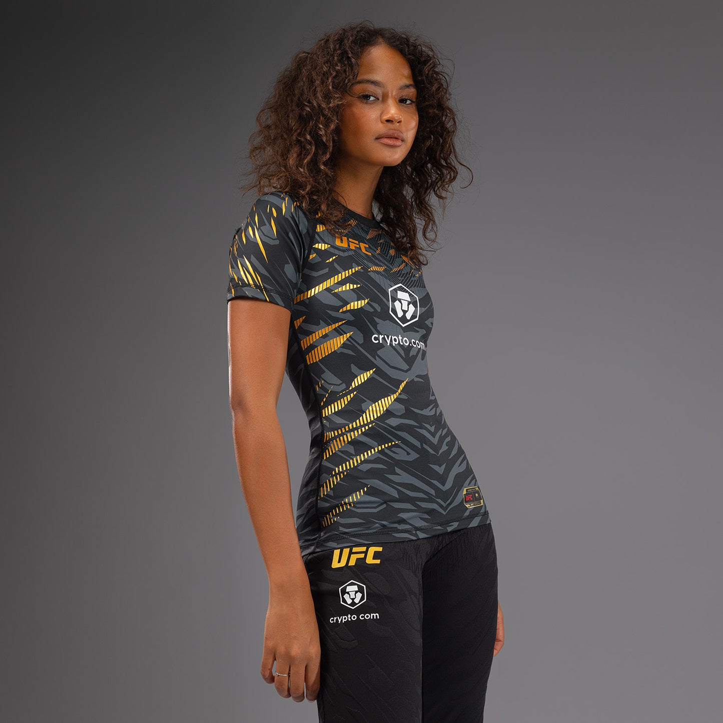UFC Fusion by Venum Authentic Fight Night ショートスリーブラッシュガード（女性用） - チャンピオン