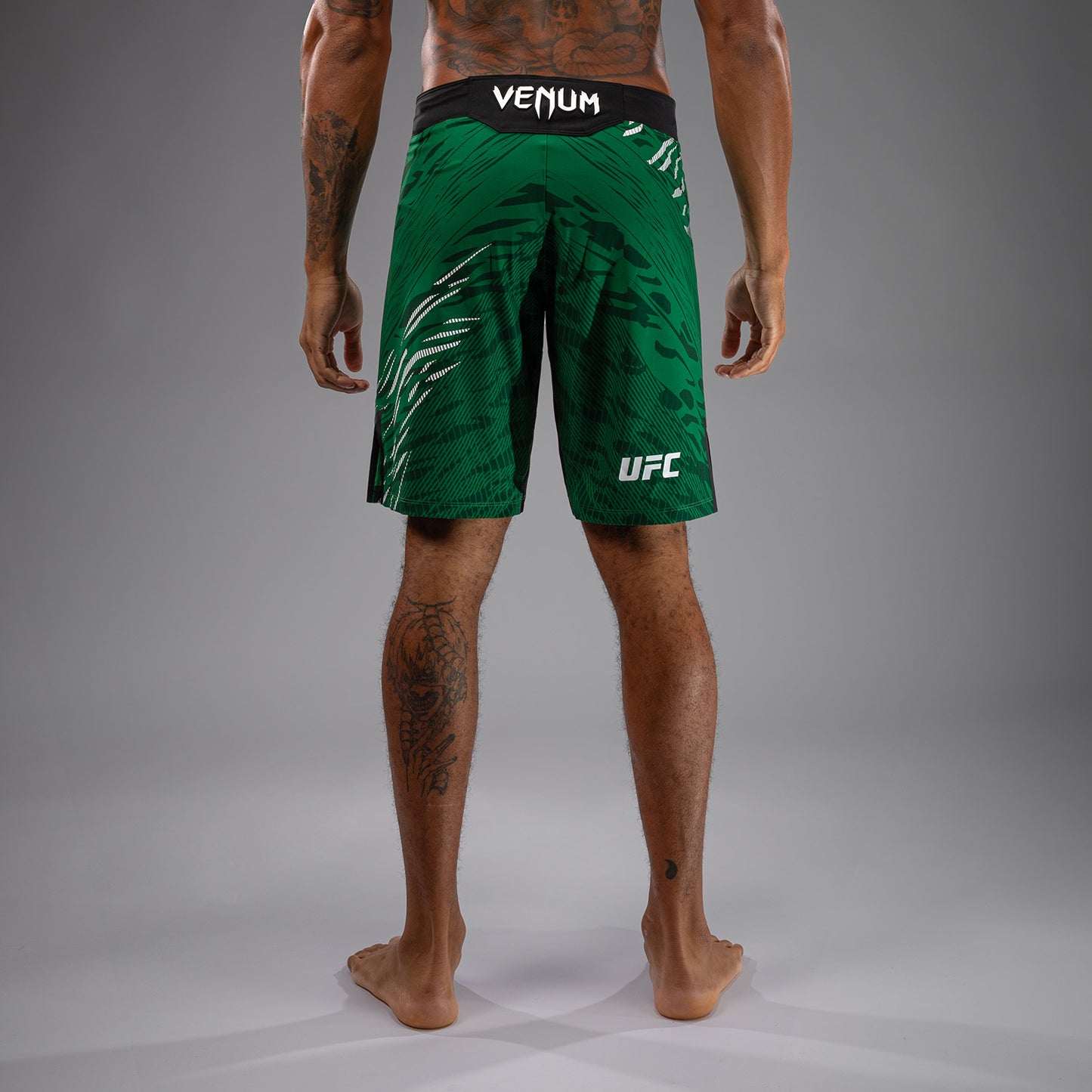 UFC Fusion by Venum Authentic Fight Night レスリングショーツ（男性用、フィットラルゴ） - グリーン