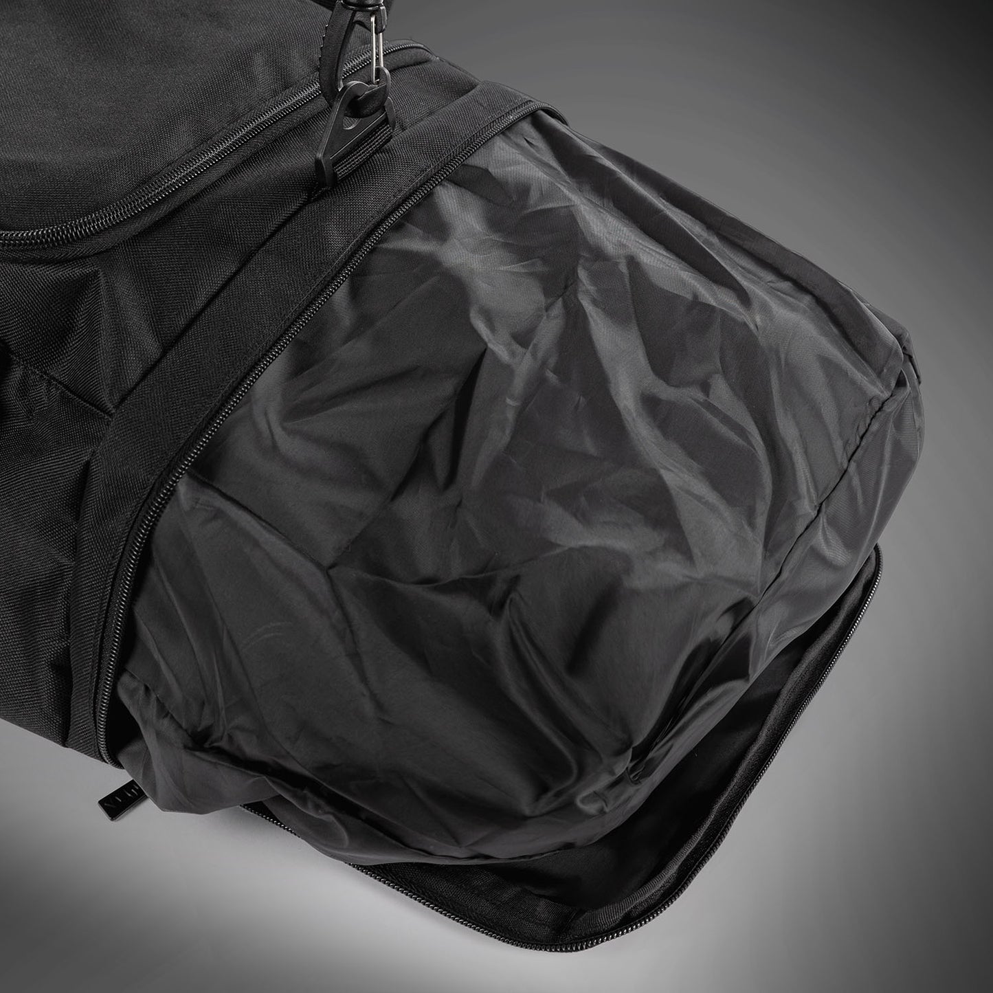 Venum Essential スポーツバッグ (26L) - ブラック