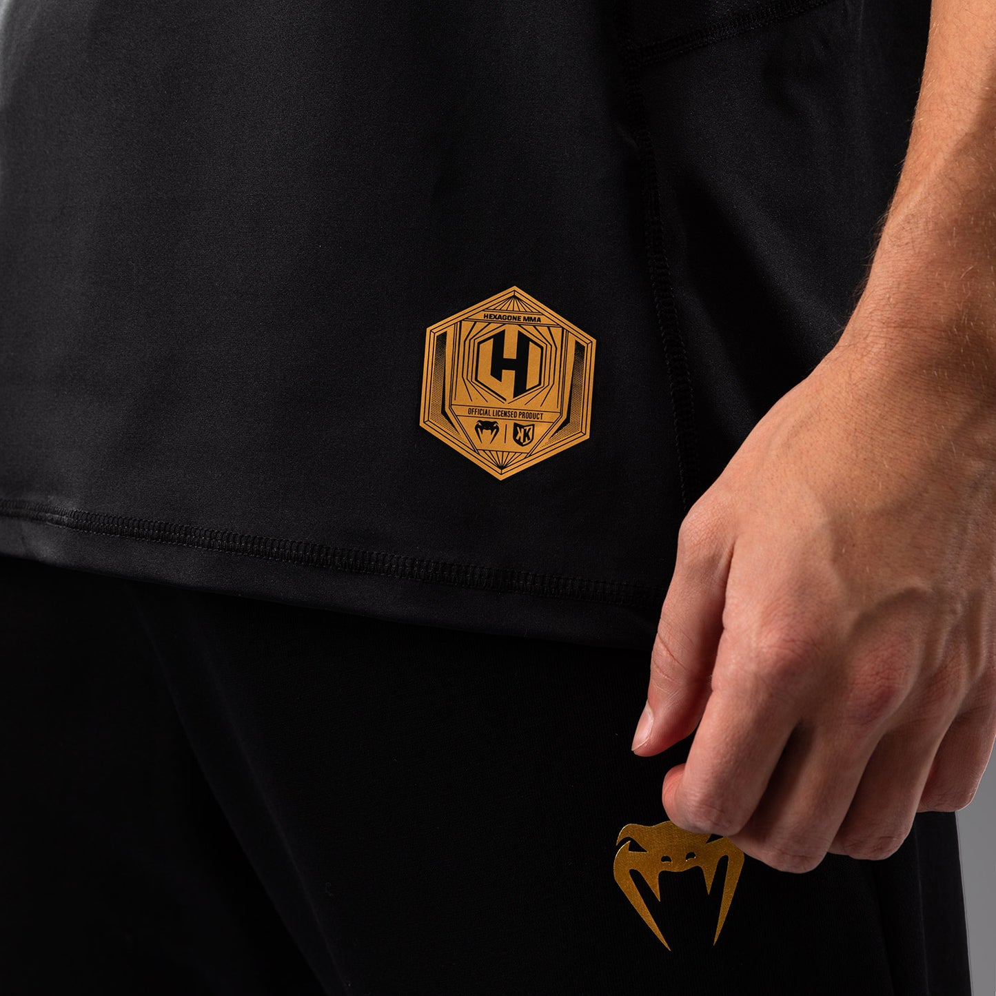 FK x Venum Hexagone MMA Tシャツ - ブラック/ゴールド