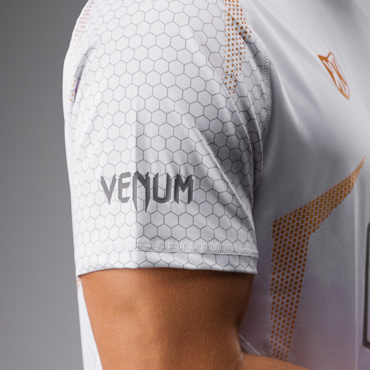 FK x Venum Hexagone MMA Tシャツ - ホワイト/ゴールド