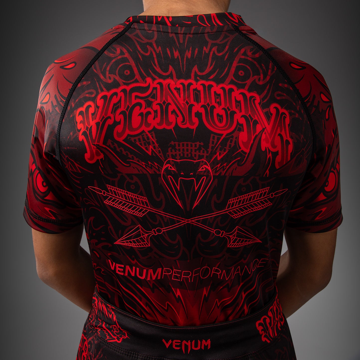 Venum Wolf Atak キッズ用 半袖ラッシュガード – ブラック/レッド